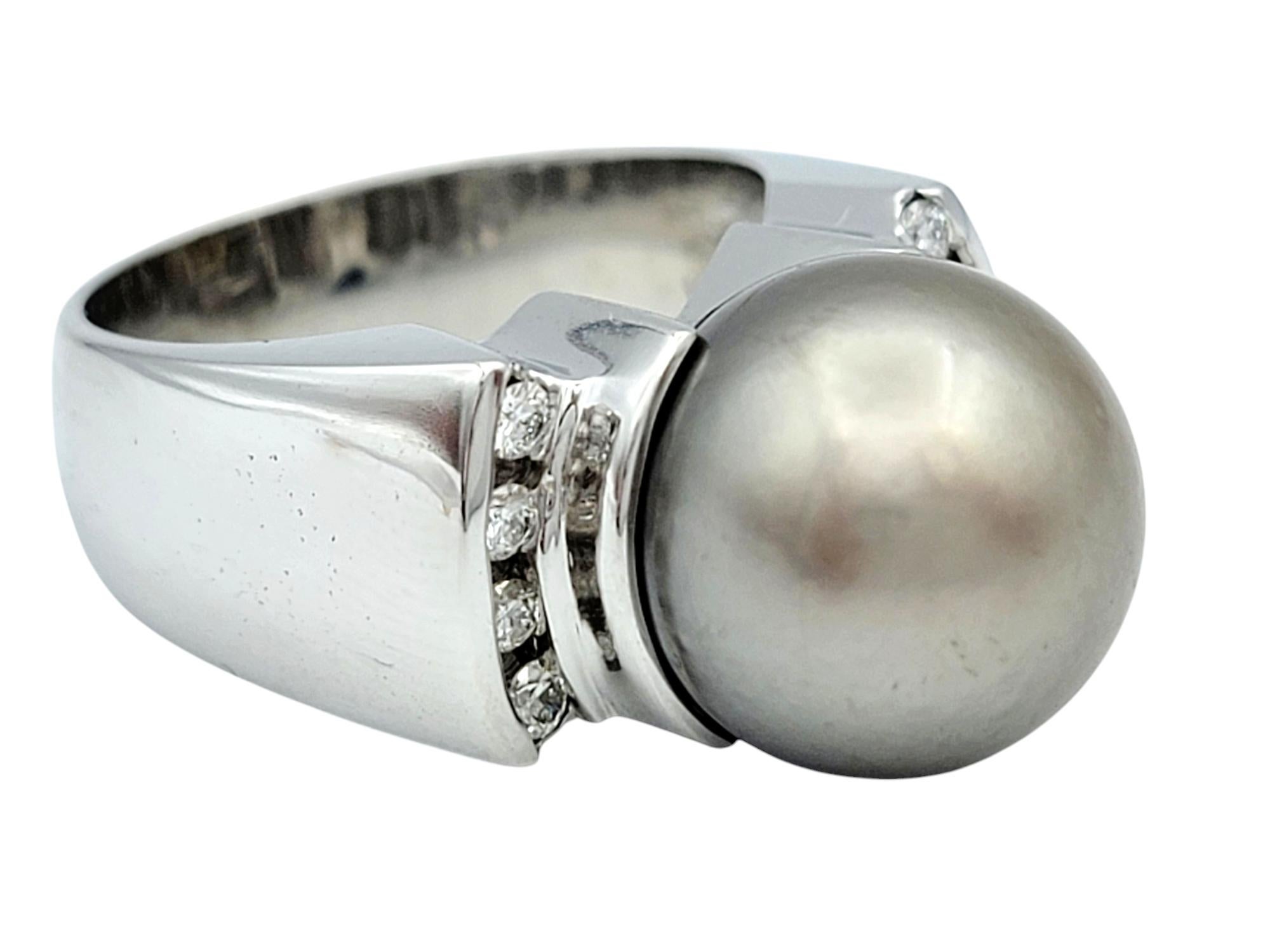 Anillo Contemporáneo de Perla Cultivada Gris con Diamantes en Oro Blanco de 14 Kilates en Bueno estado para la venta en Scottsdale, AZ