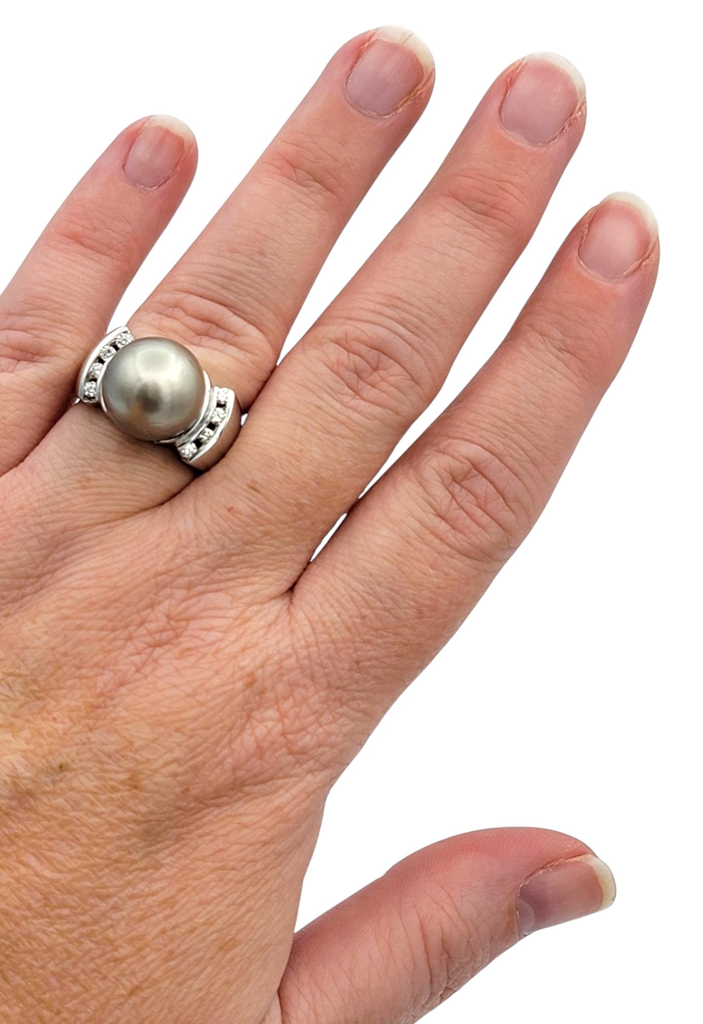 Anillo Contemporáneo de Perla Cultivada Gris con Diamantes en Oro Blanco de 14 Kilates en venta 4