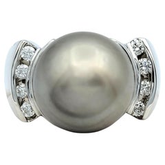 Anillo Contemporáneo de Perla Cultivada Gris con Diamantes en Oro Blanco de 14 Kilates