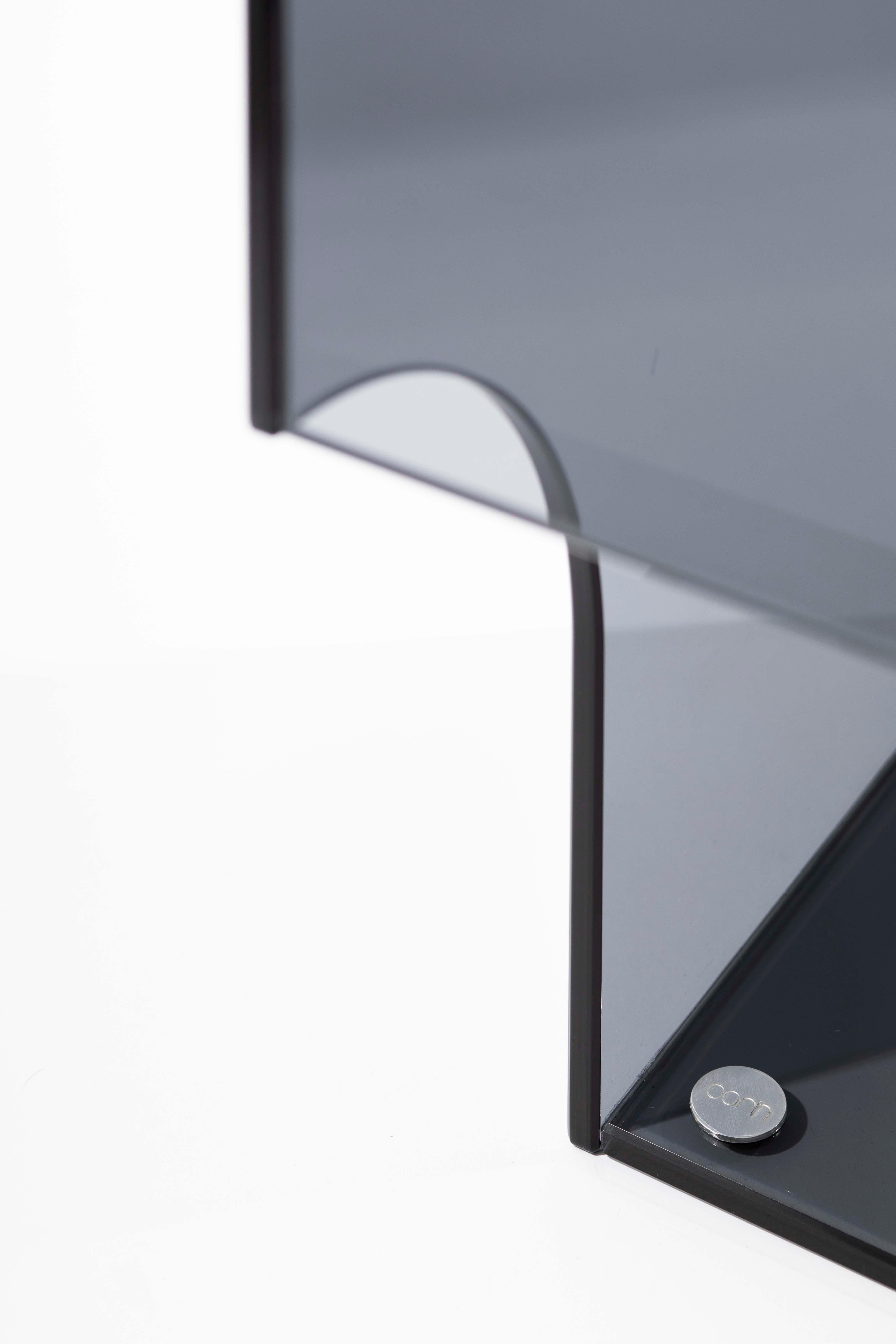 Arch 01.2 is a side table. Its strong design language sets arch 01.2 apart. Without an obvious front, back, top or bottom, the glass object can be placed as wished, which offers many possibilities.

This version: arch 01.2 side table in grey