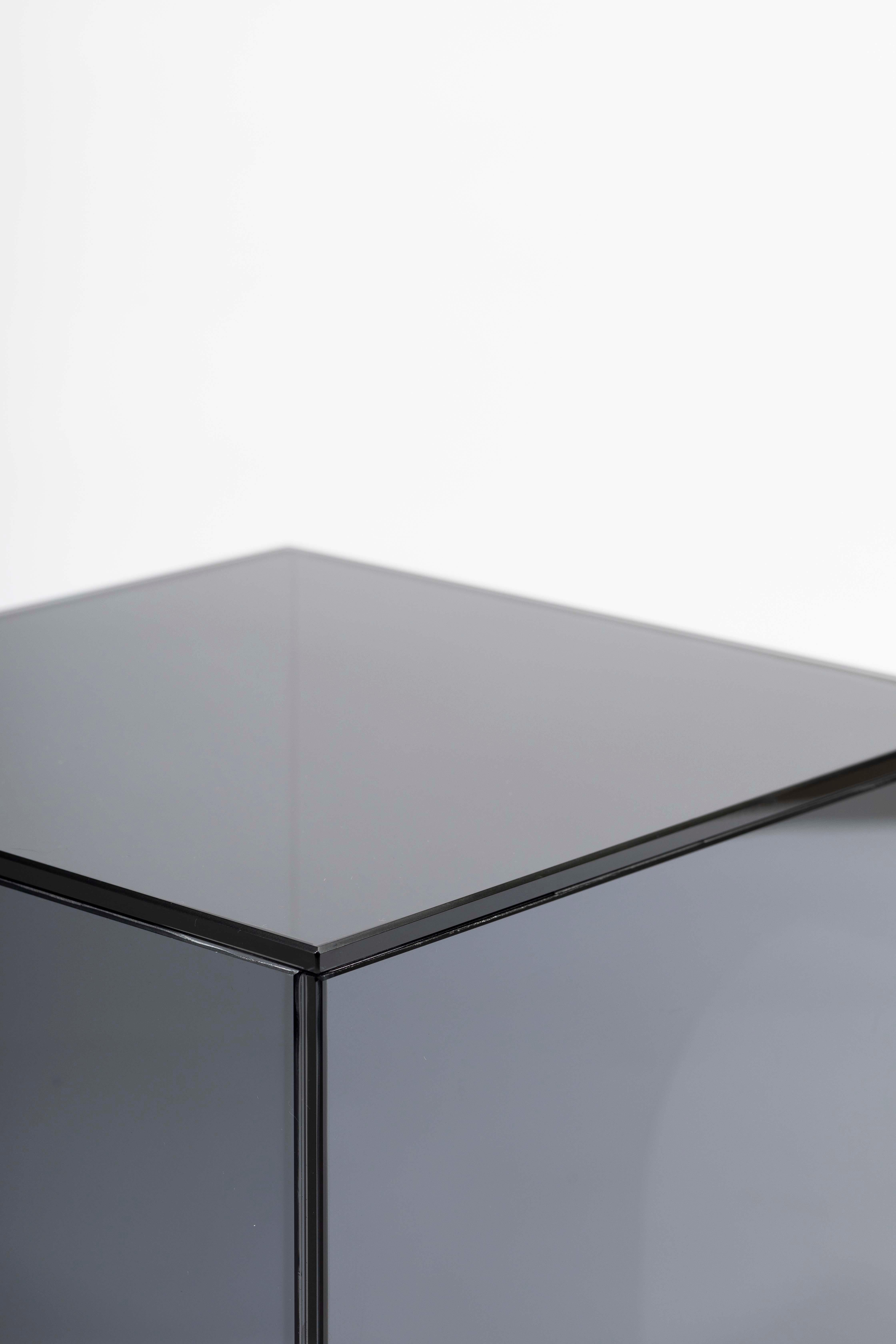 Minimaliste Table d'appoint arquée contemporaine minimaliste, verre gris foncé, design belge en vente