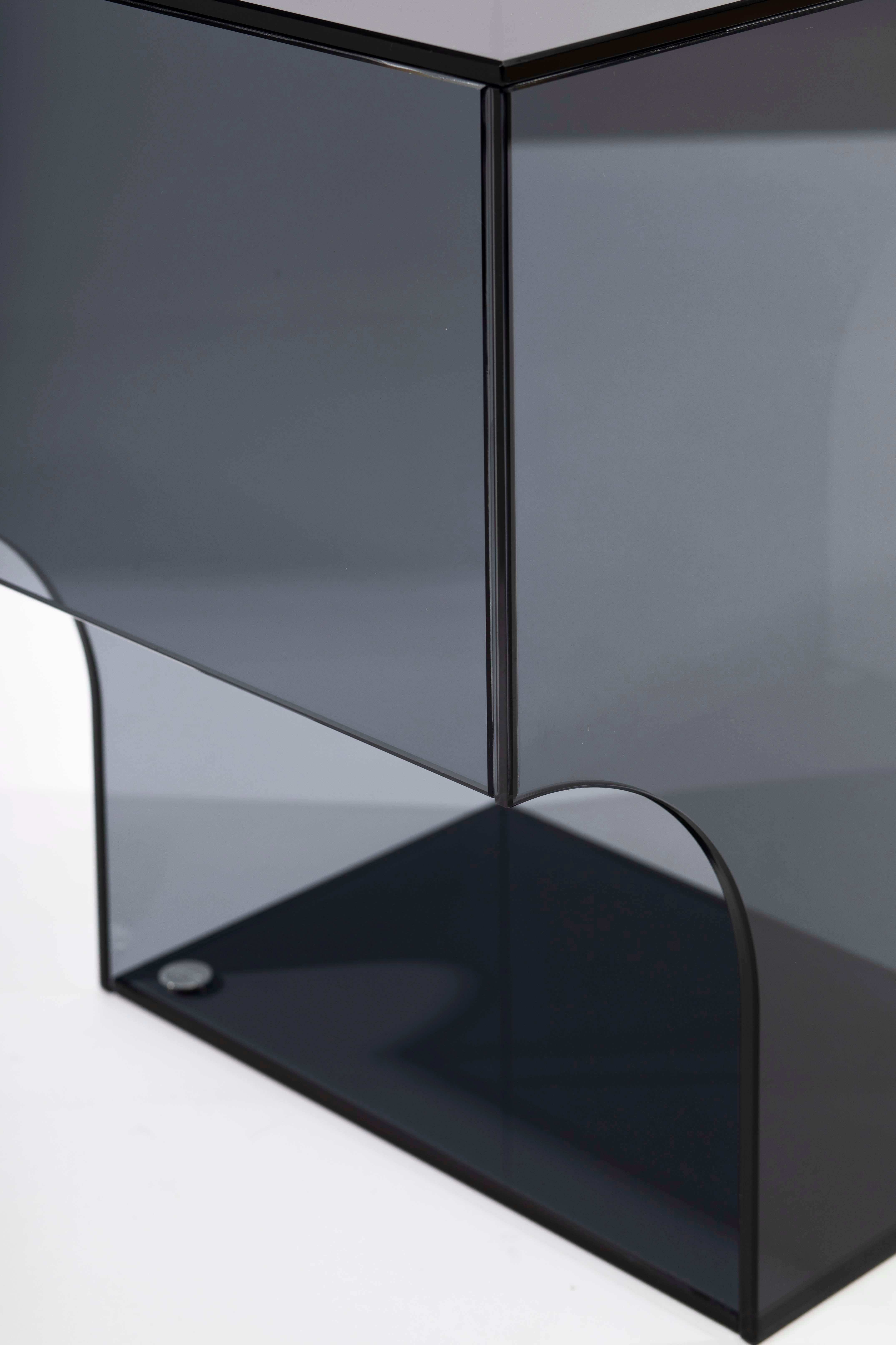 Belge Table d'appoint arquée contemporaine minimaliste, verre gris foncé, design belge en vente