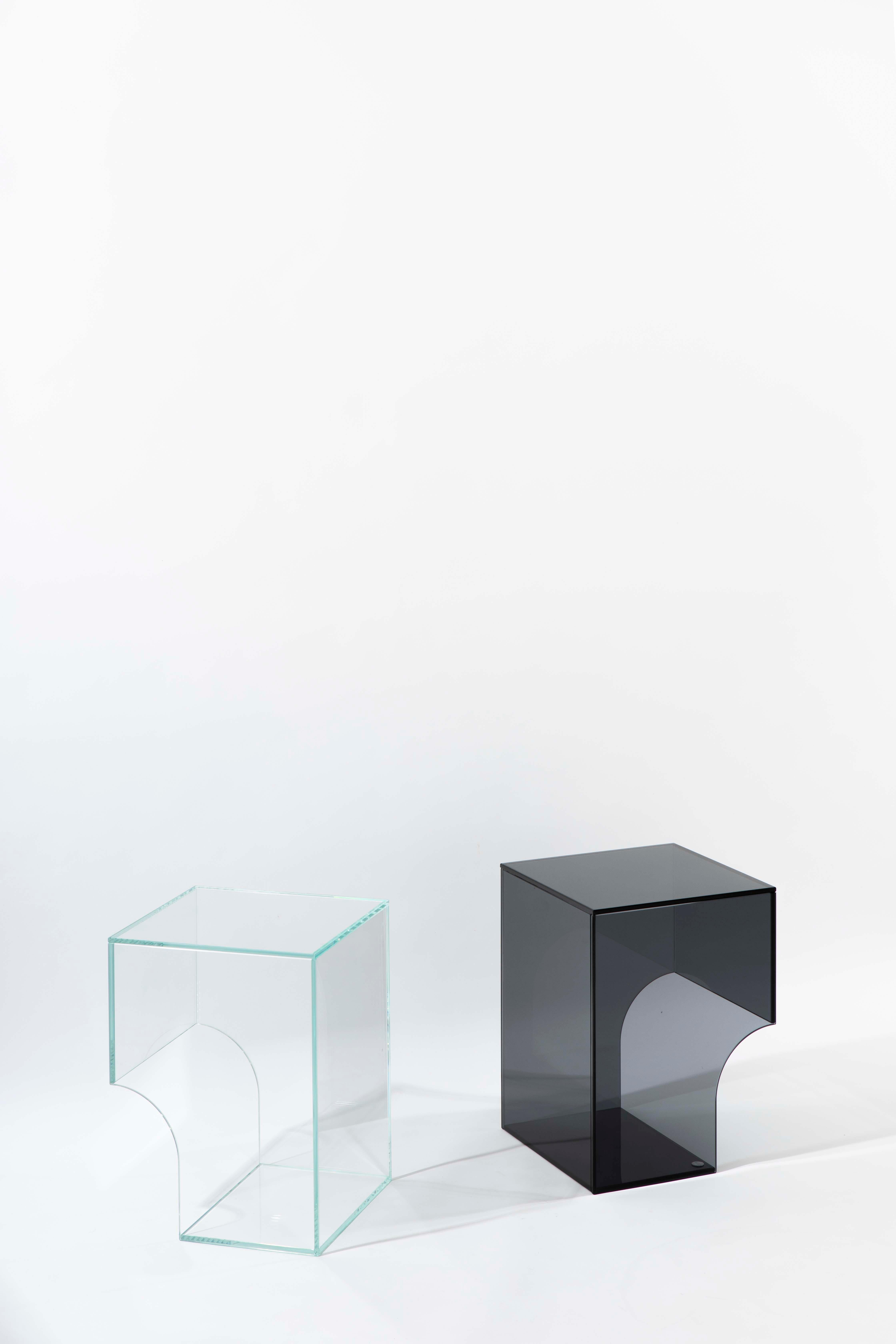Chanfreiné Table d'appoint arquée contemporaine minimaliste, verre gris foncé, design belge en vente