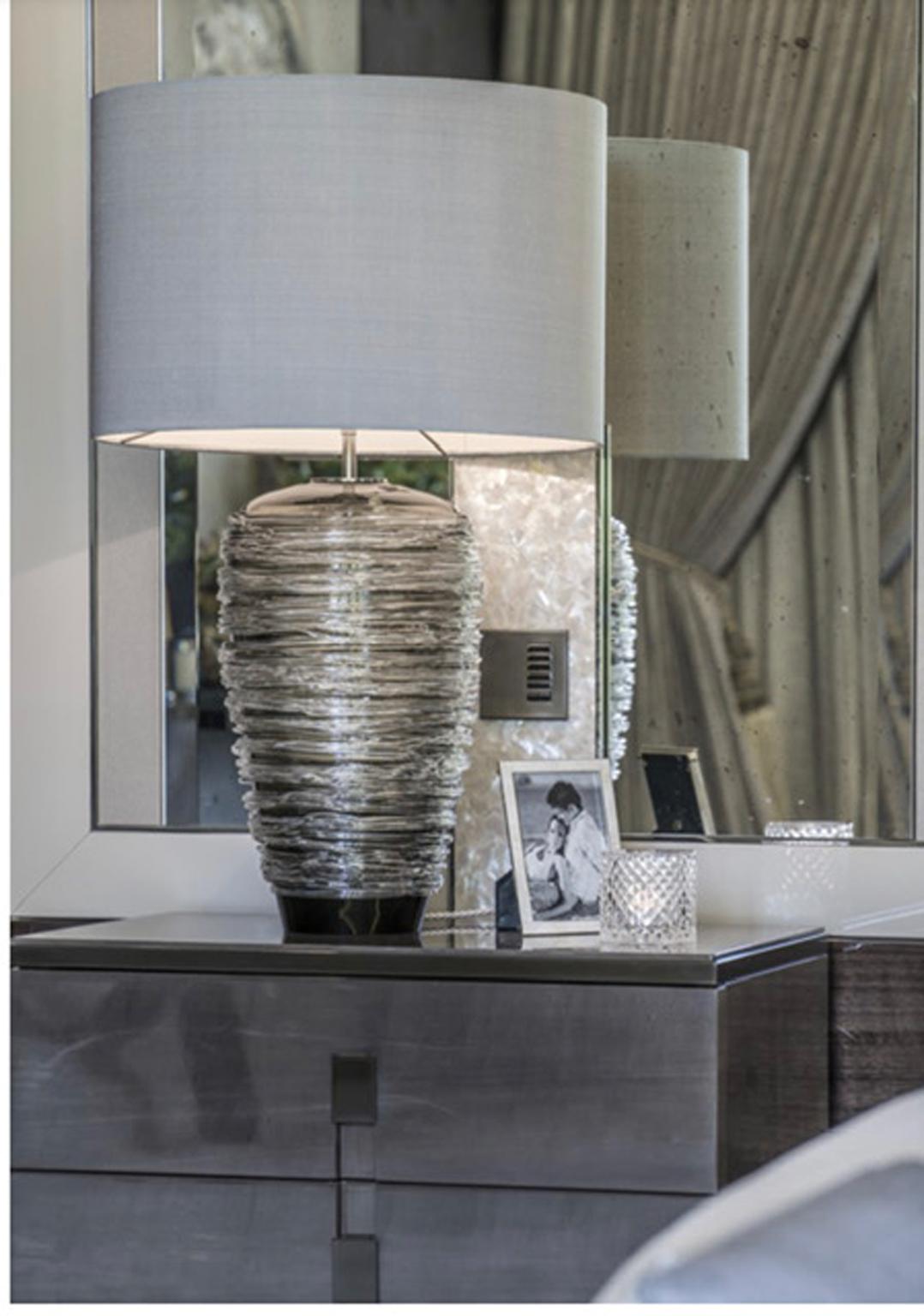 Zeitgenössische graue Glas-Tischlampe mit Seiden-Lampenschirm (Moderne) im Angebot