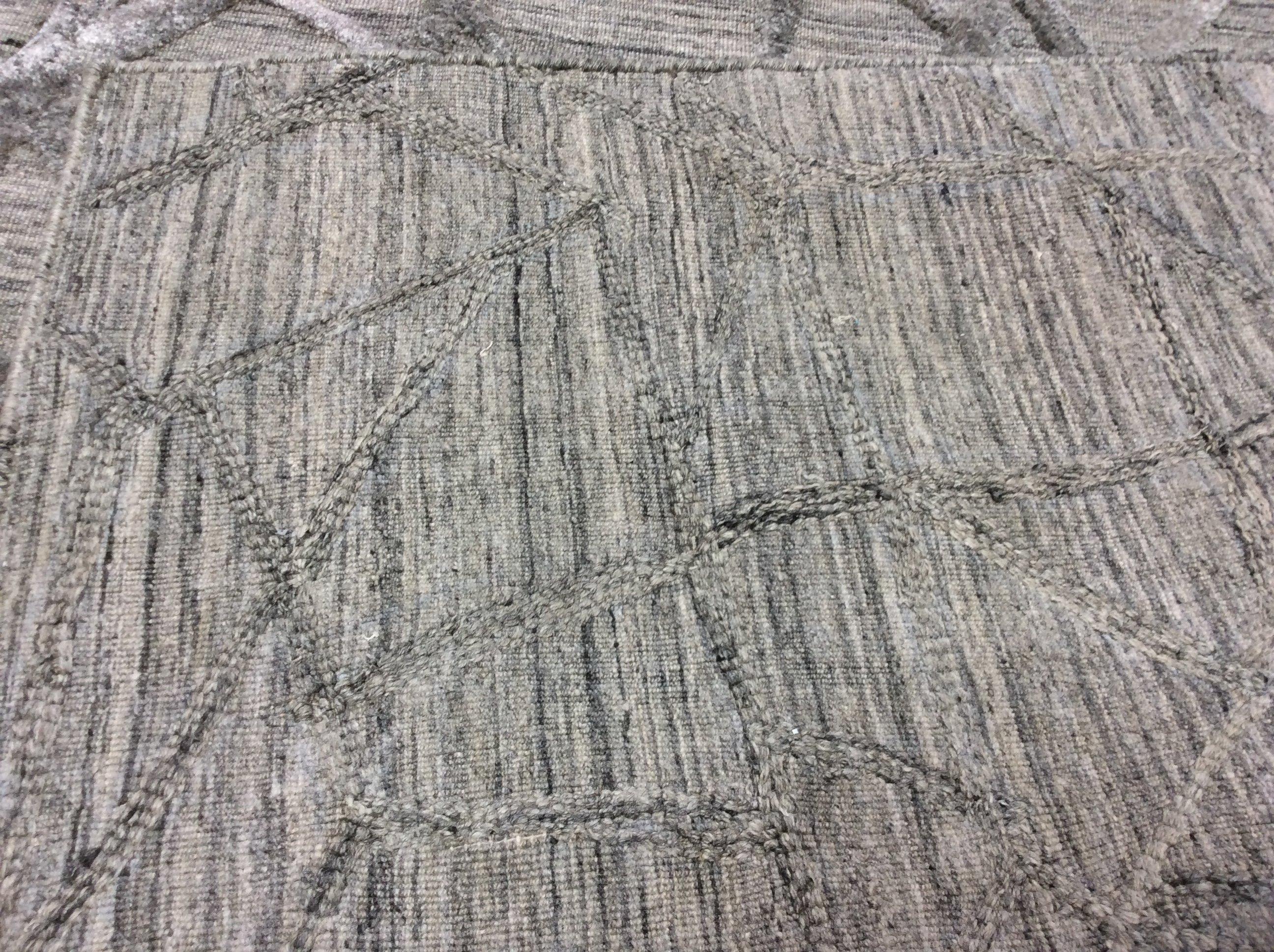 Alfombra contemporánea gris alta baja

El pelo alto y bajo se utilizan con el máximo efecto, creando una red llamativa y tentadora al tacto en esta alfombra de lana muy contemporánea. Gris/plata. Lana/Viscosa/Algodón. Anudado a mano en la India.