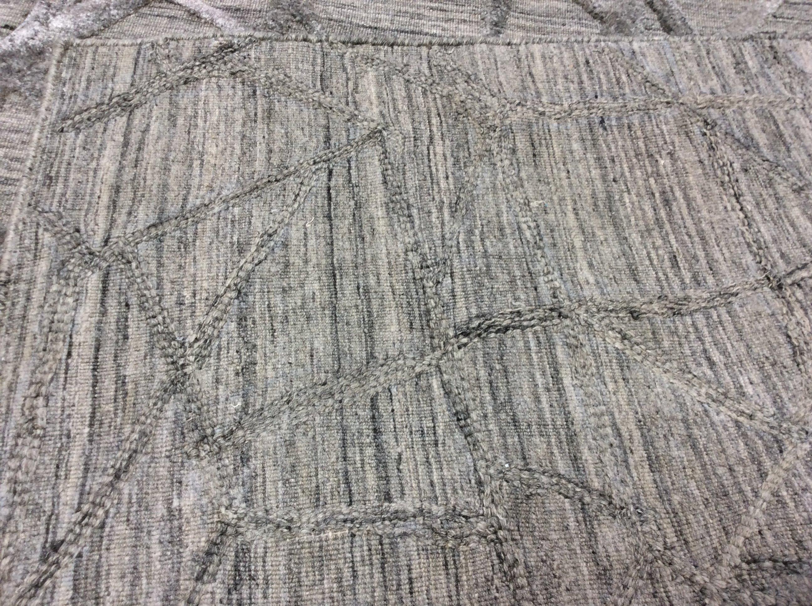 Zeitgenössischer grauer Hoch-Tief-Teppich 

Hoch- und Niedrigflor kommen in diesem sehr modernen Wollteppich optimal zur Geltung und sorgen für ein auffälliges und verführerisches Gewebe, das sich gut anfühlt. Grau/silbern.