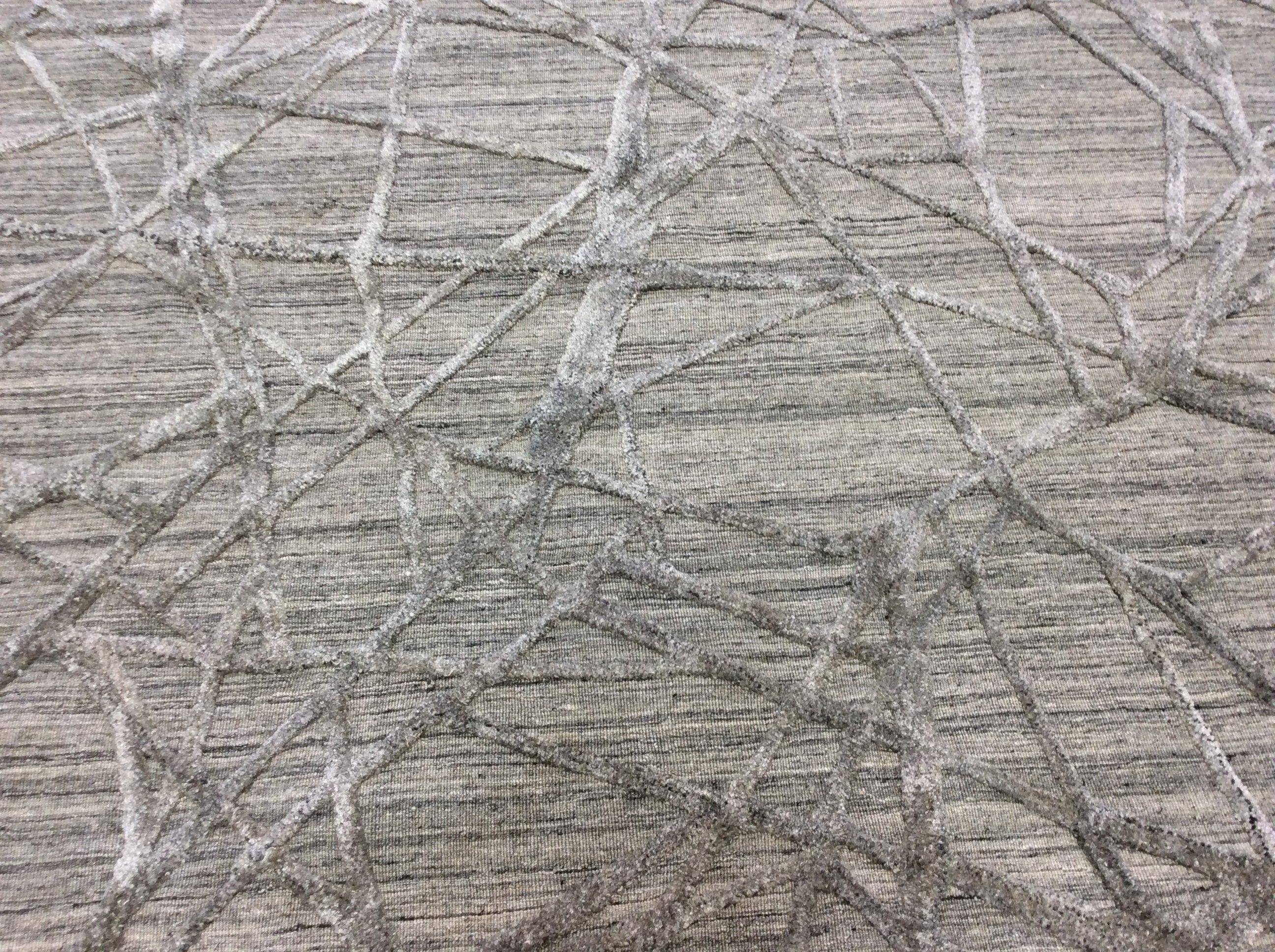Zeitgenössischer grauer Hoch-Tief-Teppich (21. Jahrhundert und zeitgenössisch) im Angebot