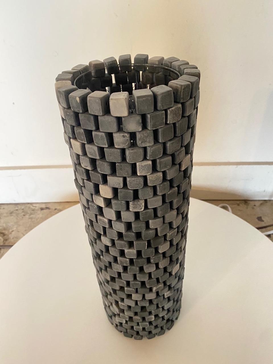 Vase contemporain en résine grise et verre Bon état - En vente à Pasadena, CA