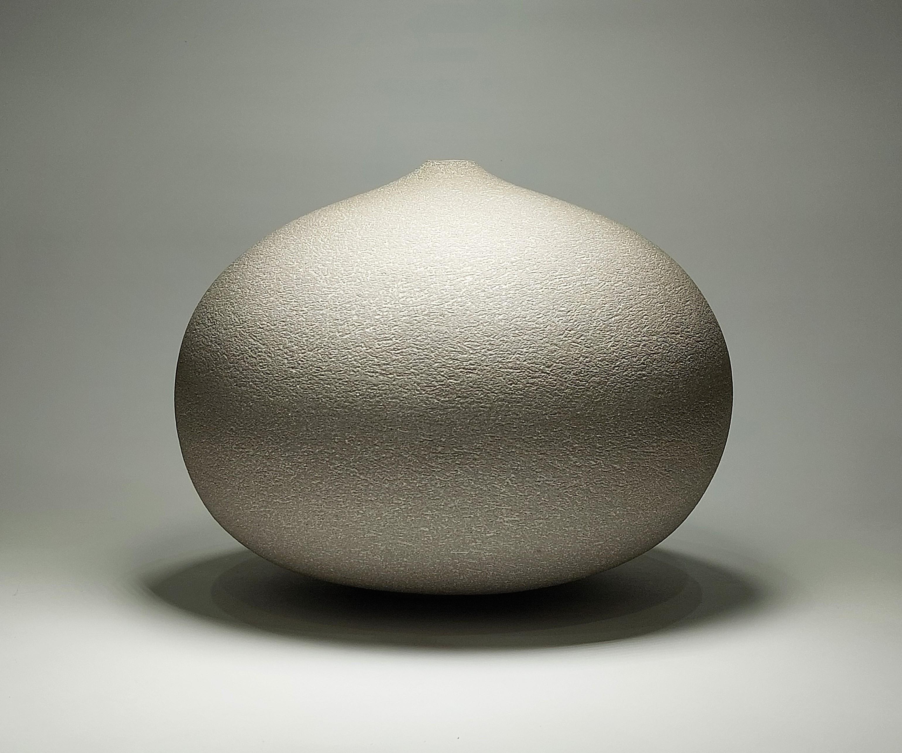 Vaso contemporaneo in ceramica gres grigio di Rachel Peters, Medio, In magazzino.

Questo vaso è stato costruito a mano in gres grigio Rokk utilizzando il metodo tradizionale dell'arrotolamento.   Raffinato e rifinito a mano per creare una