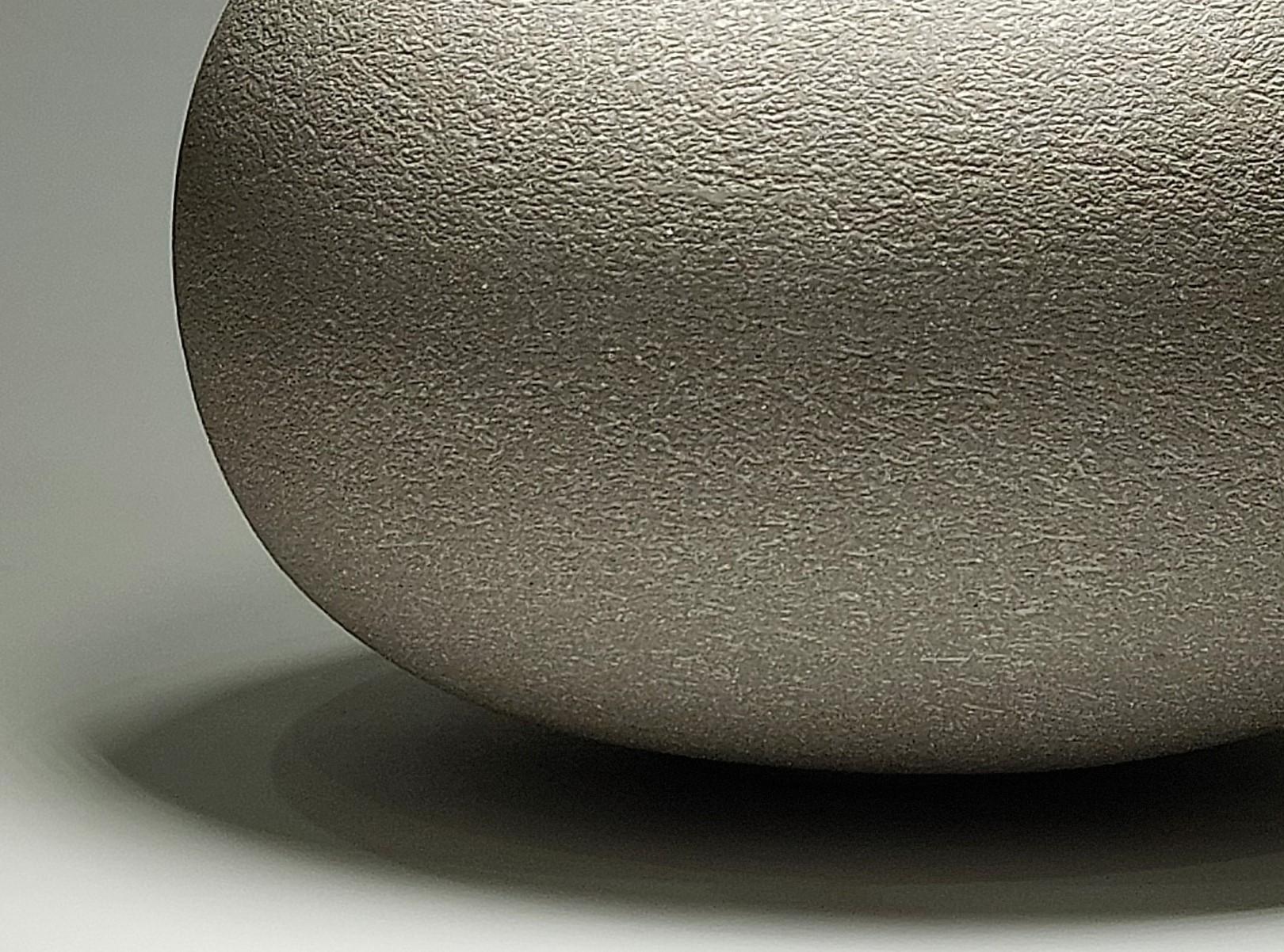 Britannico Vaso contemporaneo in ceramica gres grigio di Rachel Peters, Medio, In magazzino. in vendita