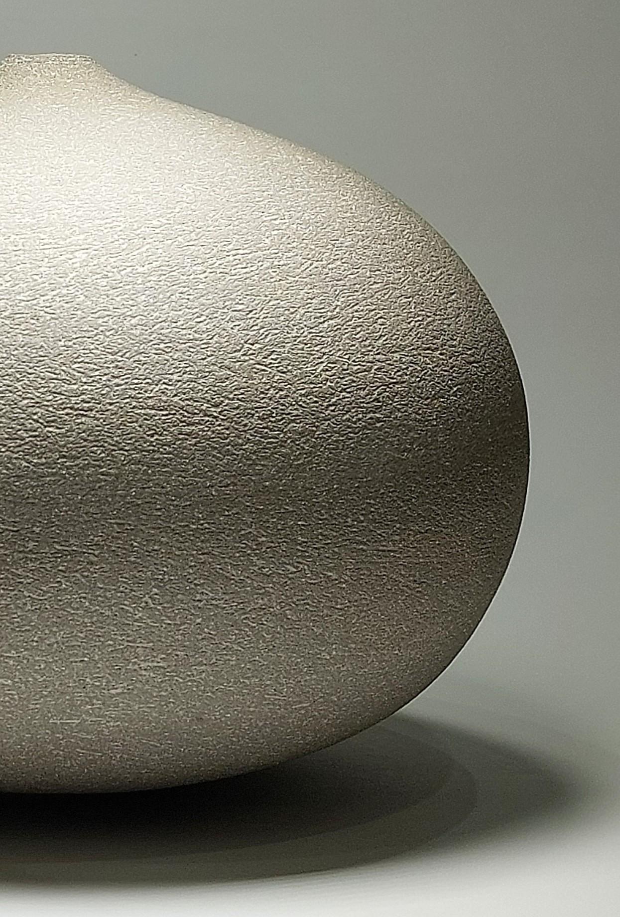 Fatto a mano Vaso contemporaneo in ceramica gres grigio di Rachel Peters, Medio, In magazzino. in vendita