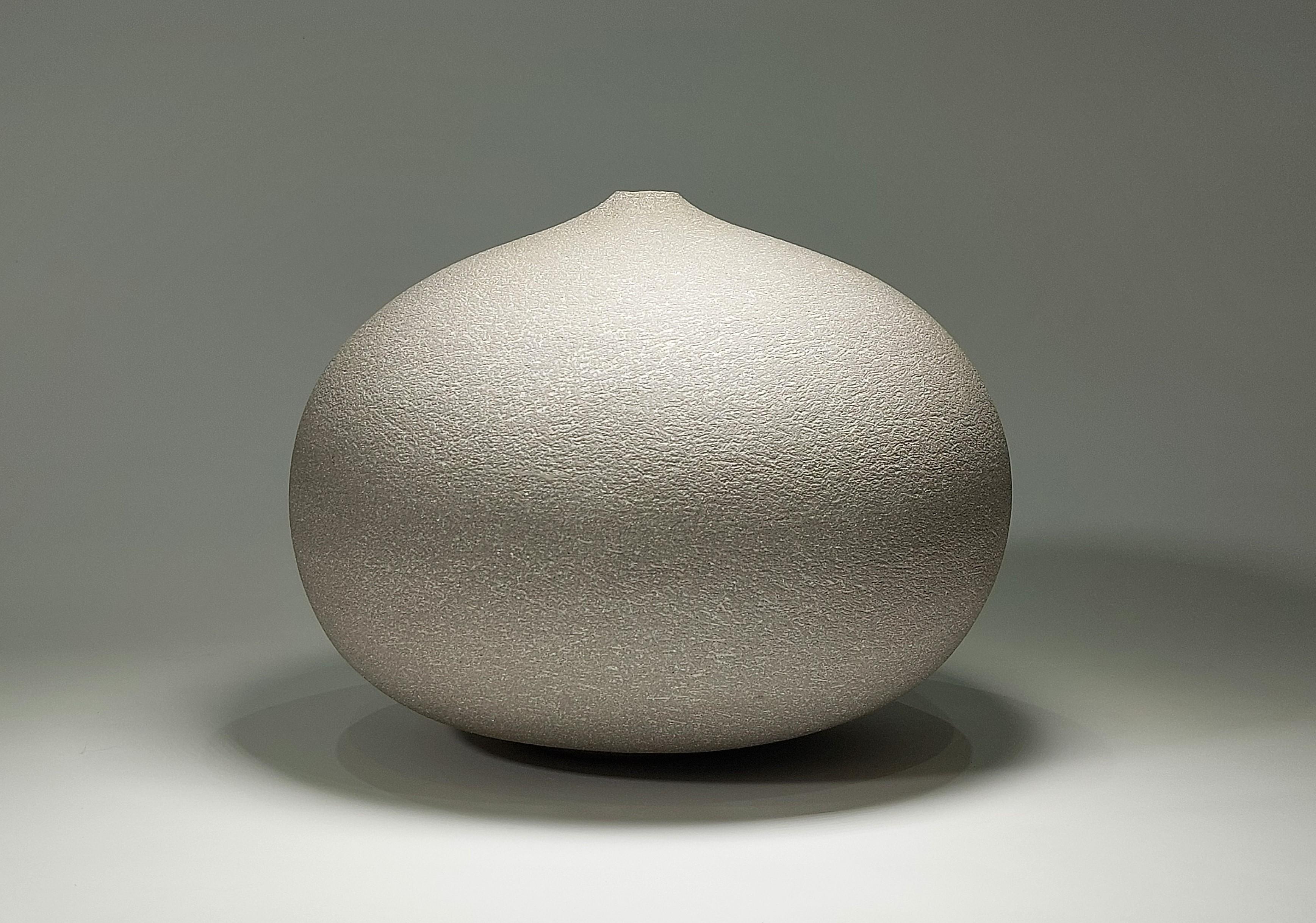 Vaso contemporaneo in ceramica gres grigio di Rachel Peters, Medio, In magazzino. In condizioni Nuovo in vendita a Wirral, GB