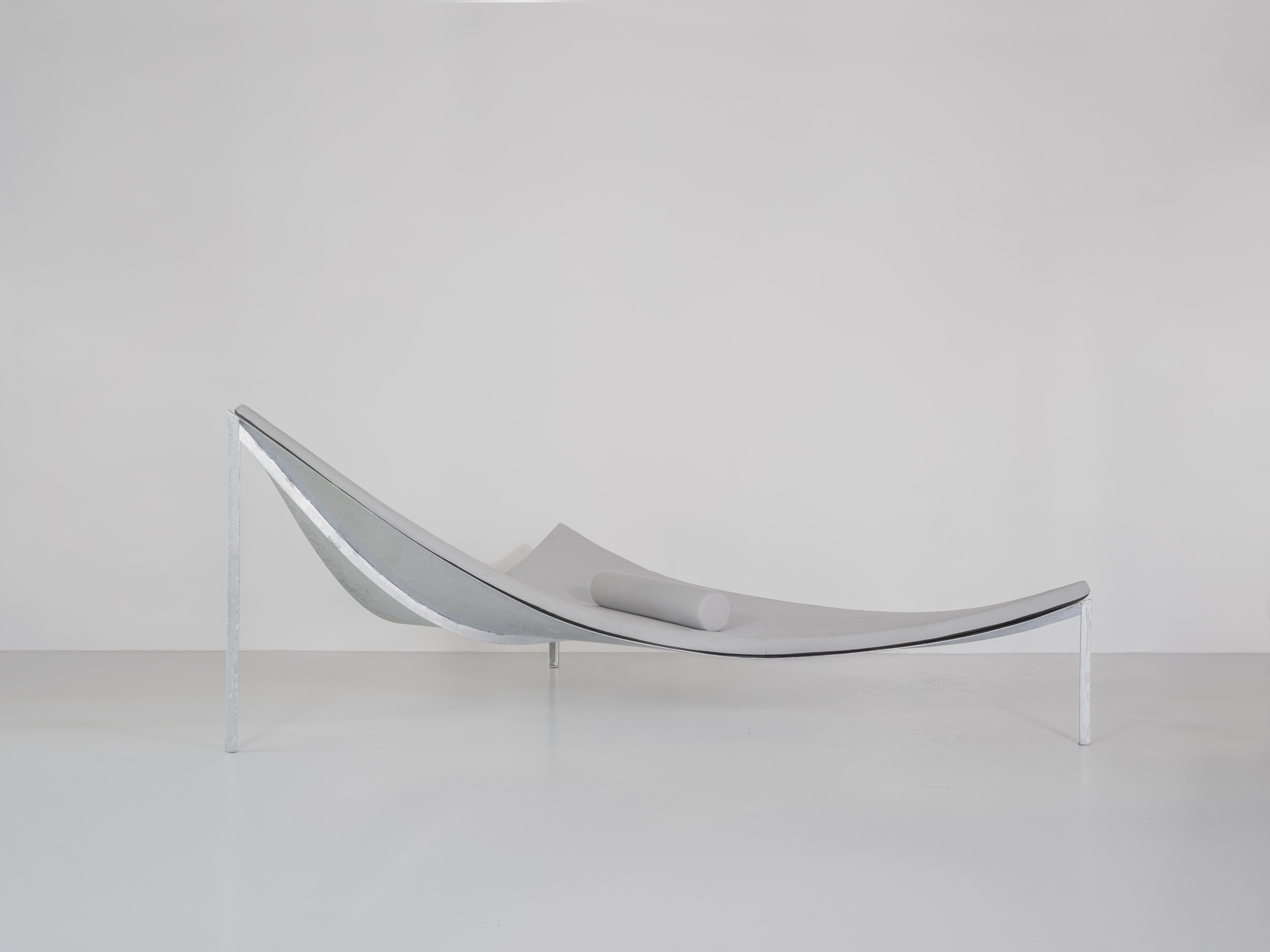 Sam Chermayeff
Triangle chaise sofa
From the series “Beasts”
Produced in exclusive for Side Gallery
Manufactured by ERTL und ZULL
Berlin, 2021
Galvanized steel, upholstery
Contemporary Design 

Measurements
314,3 cm x 208,4 cm x 120h
