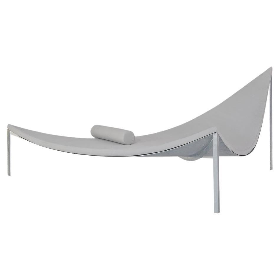 Zeitgenössisches dreieckiges Chaise-Sofa aus Stahl mit grauer Polsterung für den Außenbereich Sam Chermayeff