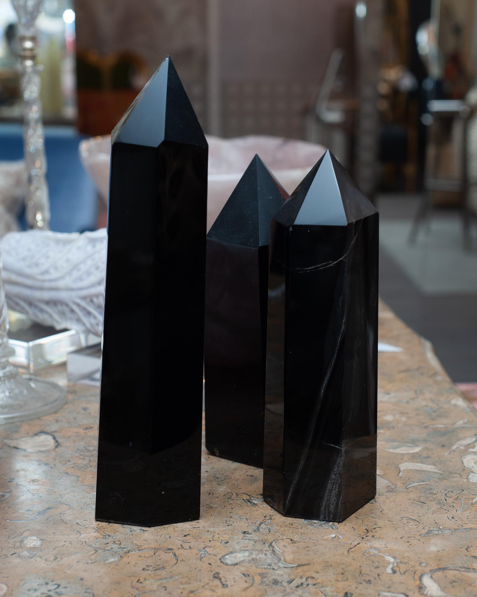 Américain Groupe contemporain de grands obélisques en obsidienne noire / pointes de cristal en vente