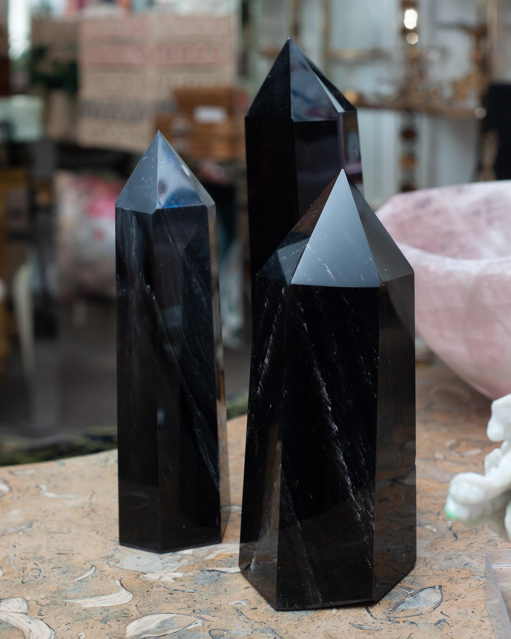 Groupe contemporain de grands obélisques en obsidienne noire / pointes de cristal Neuf - En vente à Toronto, ON