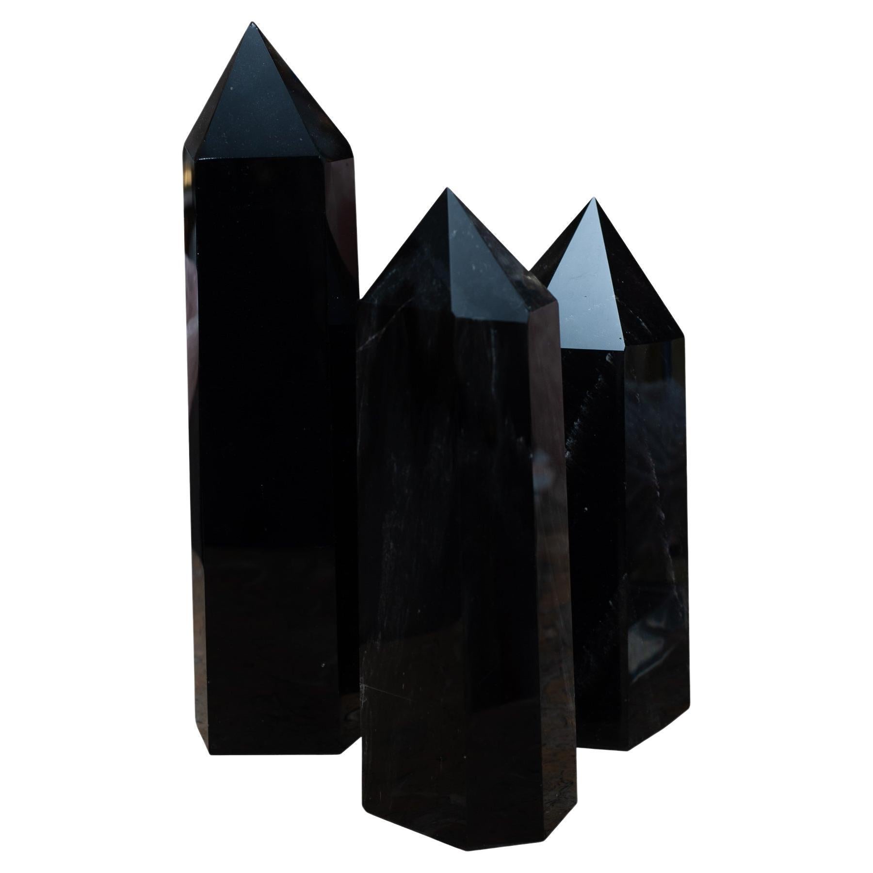 Groupe contemporain de grands obélisques en obsidienne noire / pointes de cristal