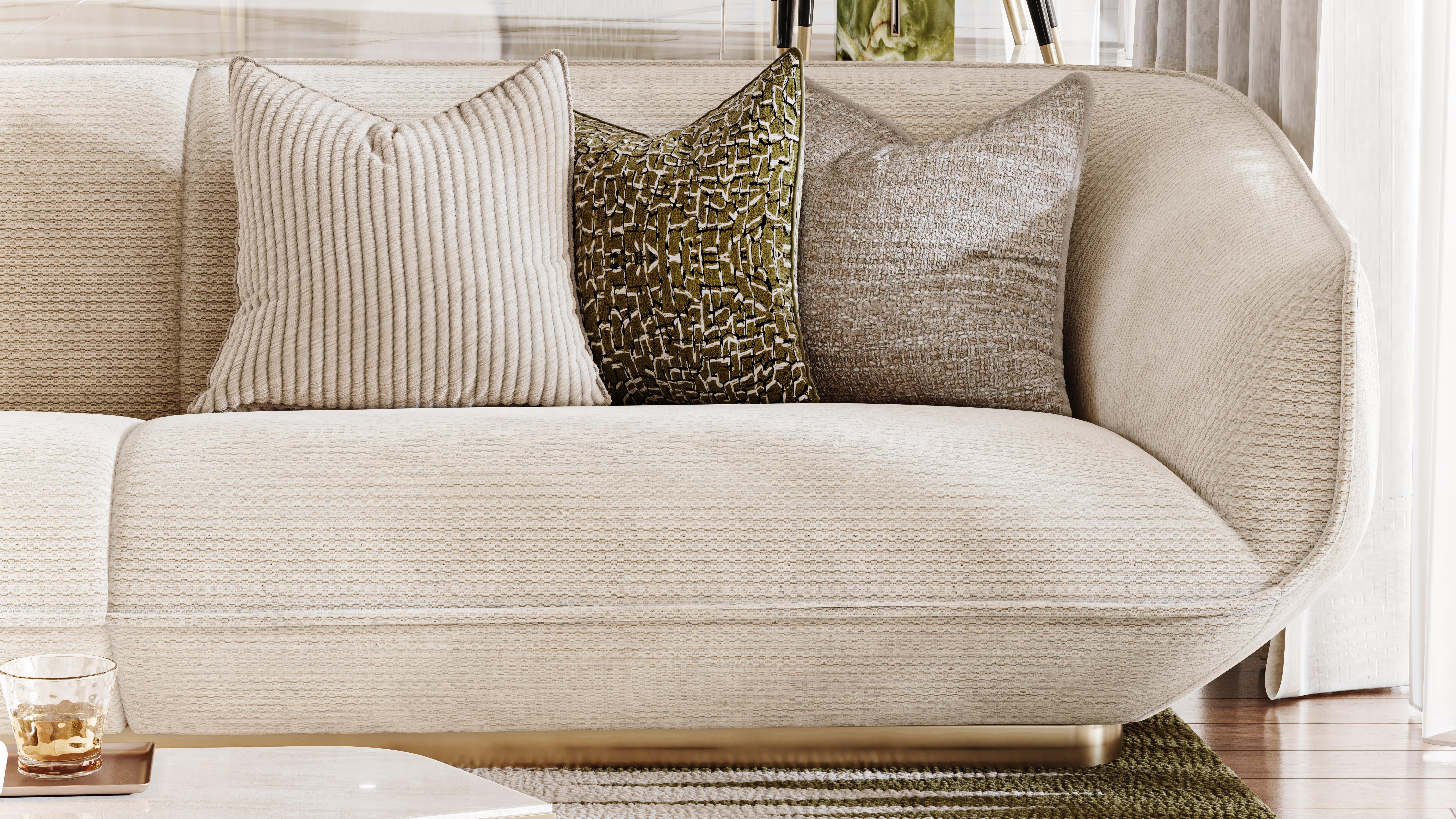 Portoghese Divano Gulman contemporaneo con elegante silhouette curva e base in ottone spazzolato in vendita