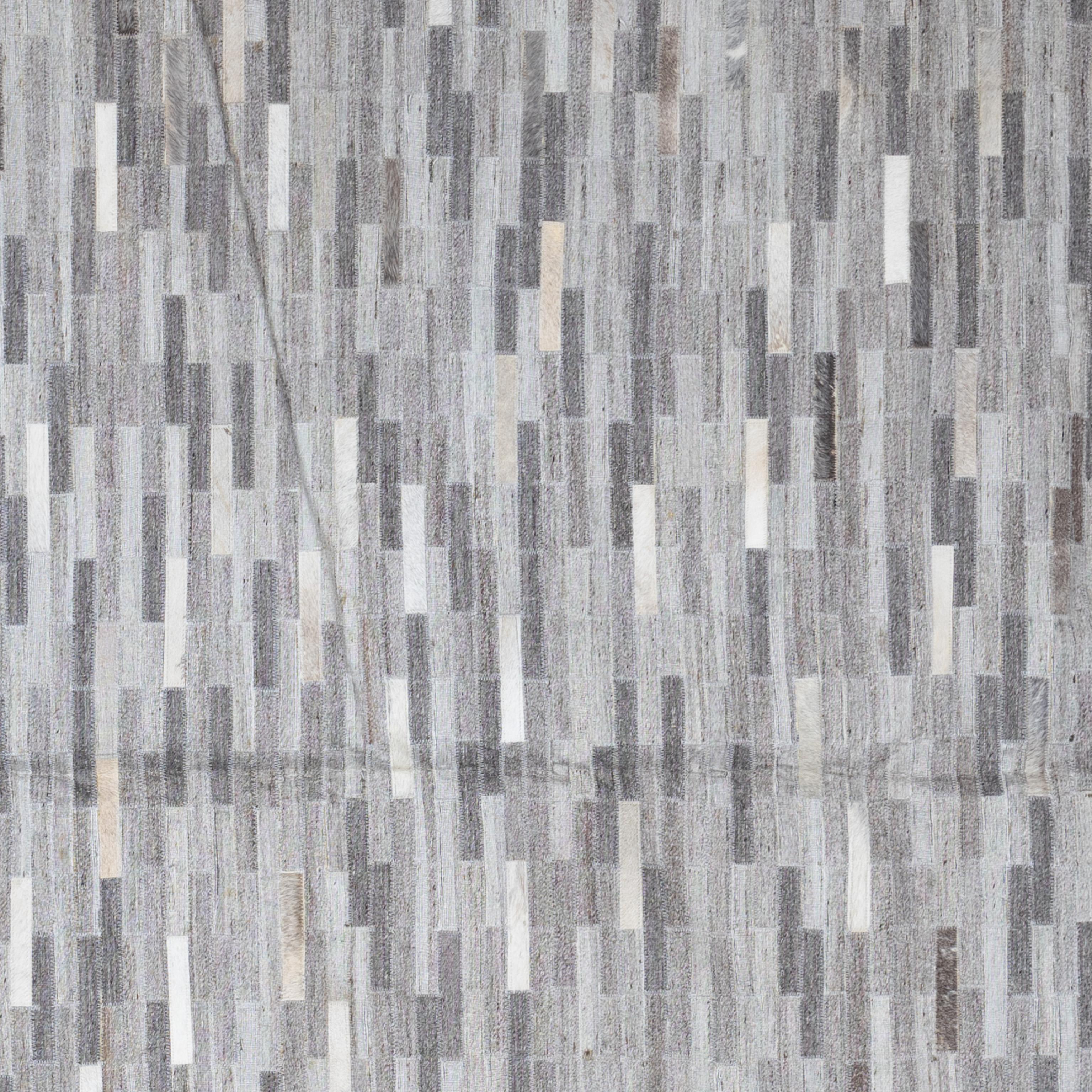 Dieser zeitgenössische Fellteppich verbindet natürliche Textur mit modernem Design und ist ein auffälliges und raffiniertes Einzelstück. Dieser aus echtem Rindsleder gefertigte Teppich weist einzigartige Variationen in Farbe, Muster und Struktur auf