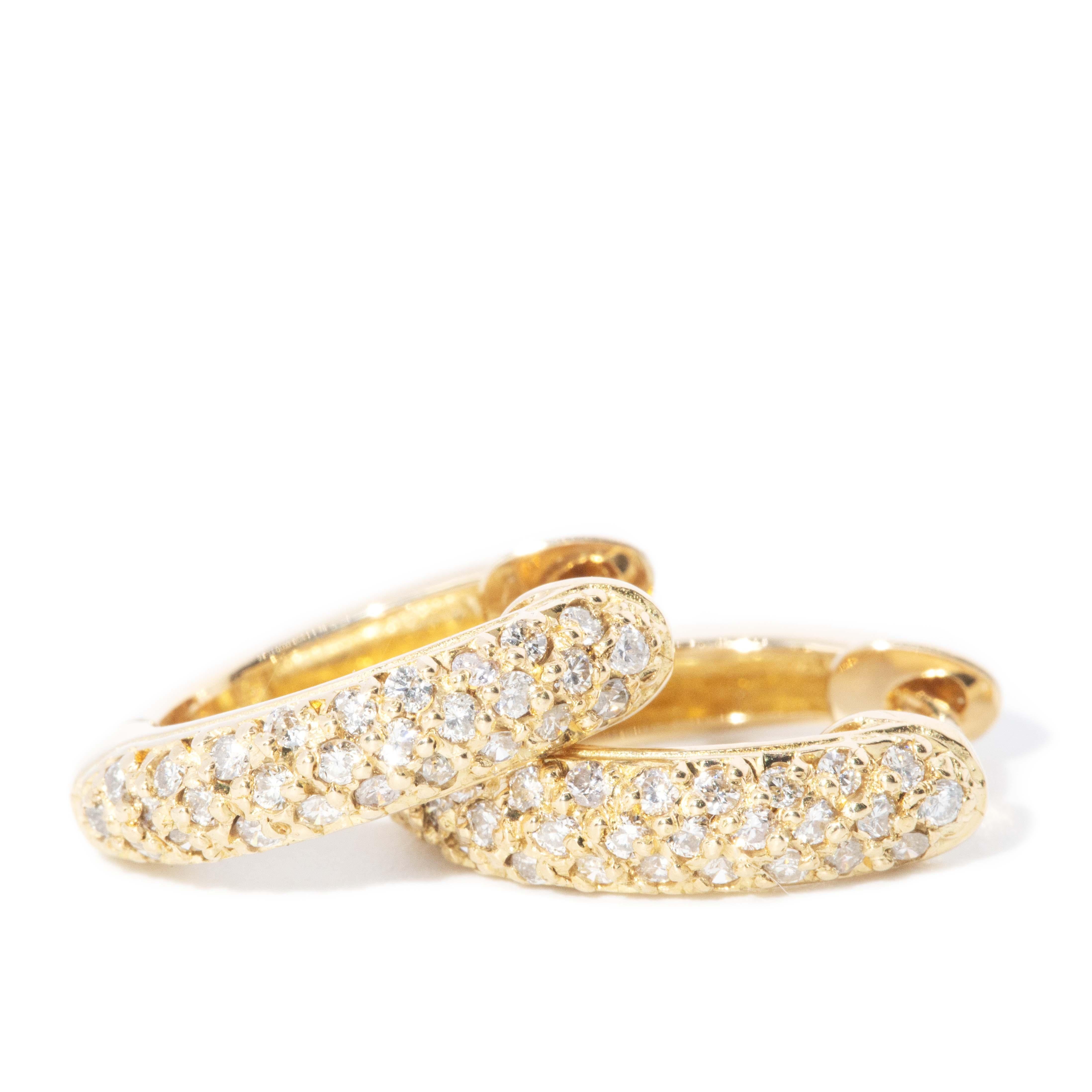 Zeitgenössische Halbkarat-Diamant-Reifenohrringe aus 18 Karat Gold (Brillantschliff) im Angebot