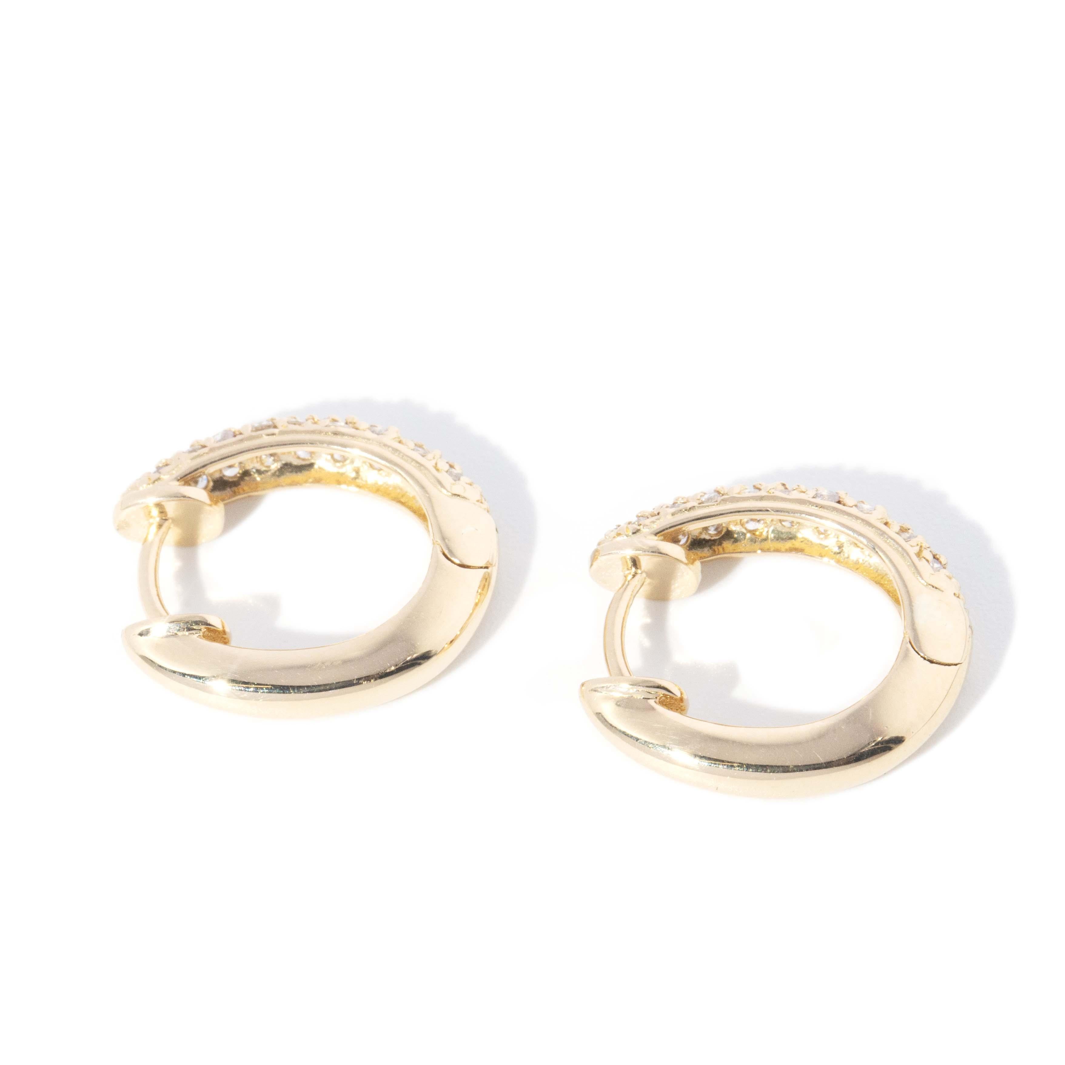 Zeitgenössische Halbkarat-Diamant-Reifenohrringe aus 18 Karat Gold im Angebot 2