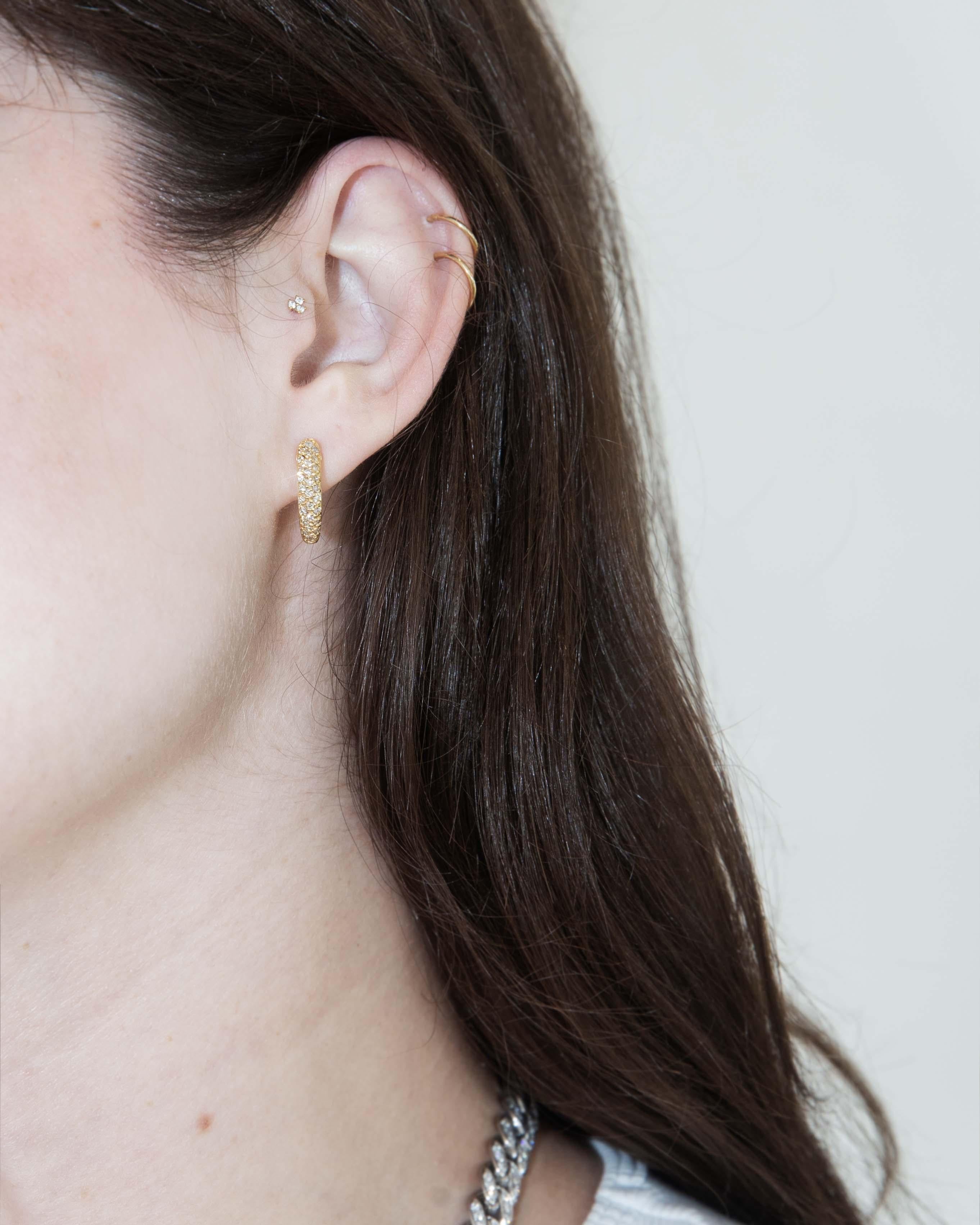 Zeitgenössische Halbkarat-Diamant-Reifenohrringe aus 18 Karat Gold im Angebot 3