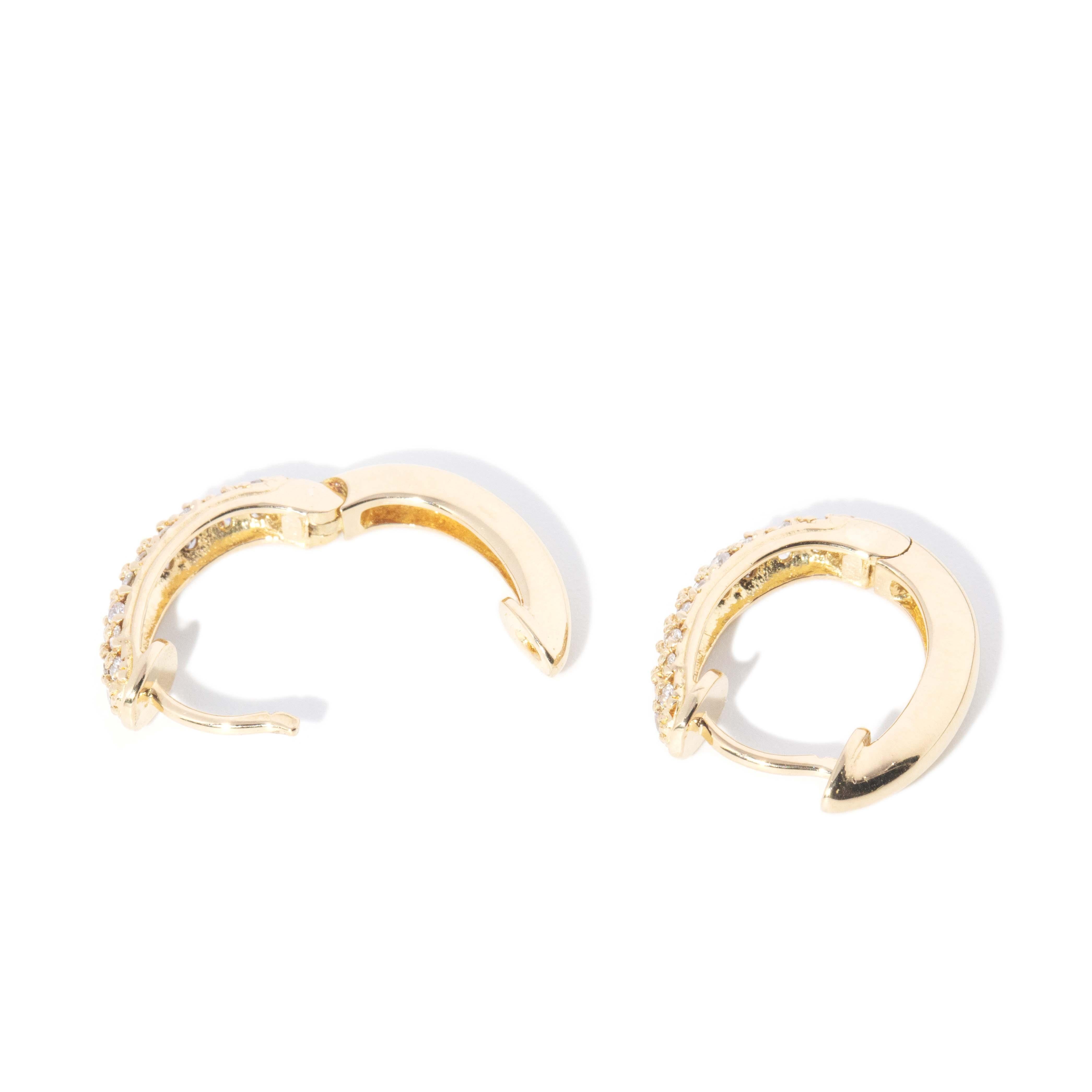 Zeitgenössische Halbkarat-Diamant-Reifenohrringe aus 18 Karat Gold im Angebot 4