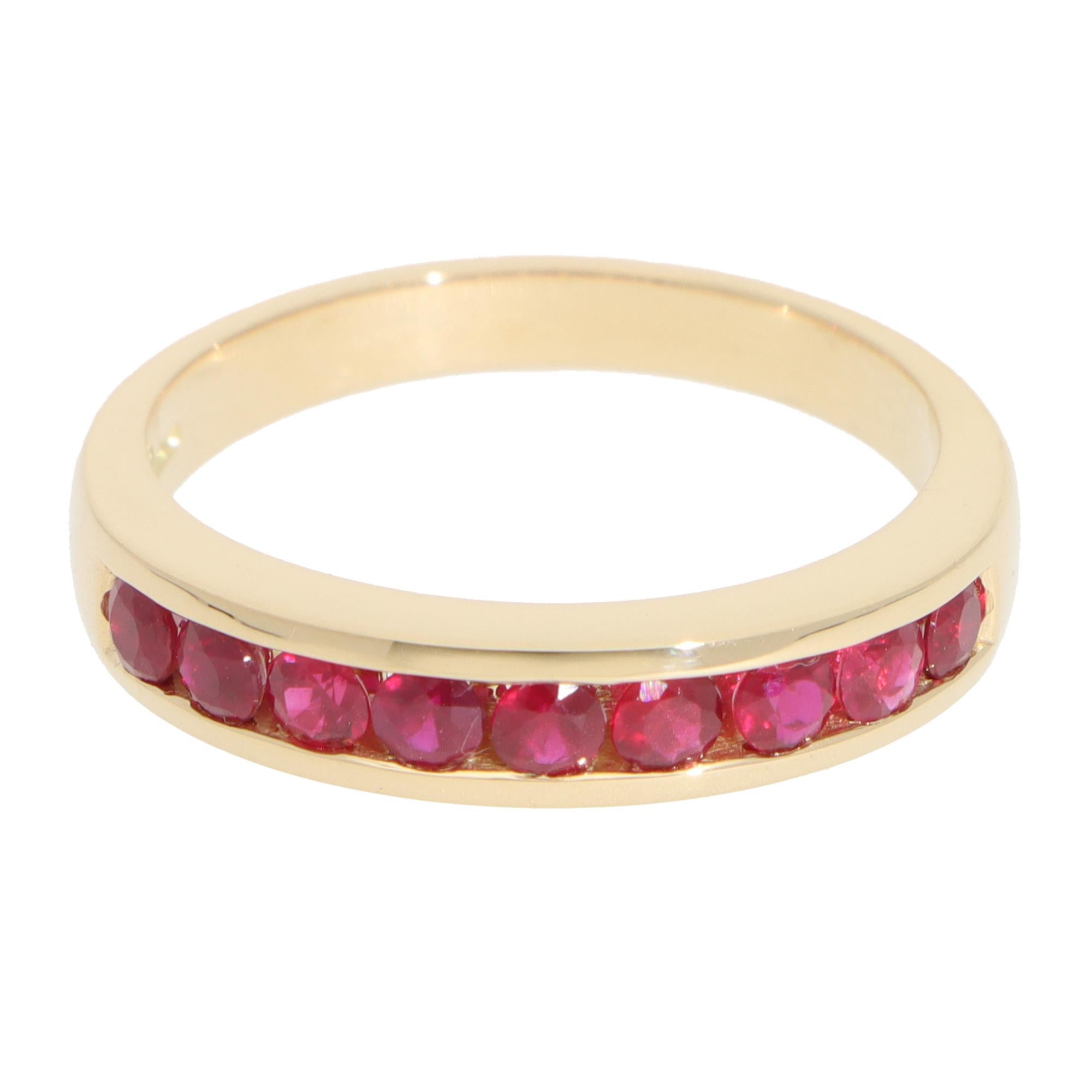 Un precioso anillo de canal contemporáneo con rubí de media eternidad engastado en oro amarillo de 18 quilates.

El anillo está compuesto por 9 rubíes redondos talla brillante, que combinan perfectamente con su color y vivacidad. Todas las piedras