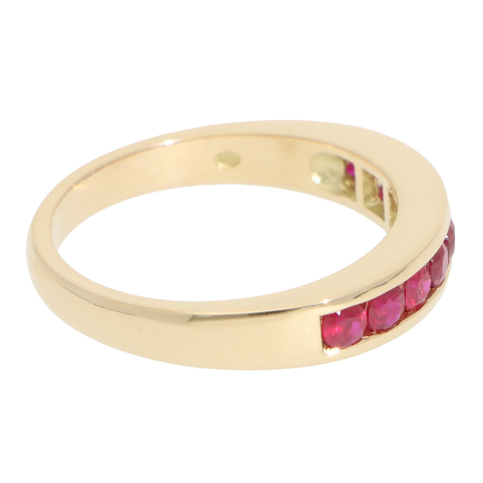 Anillo Contemporáneo de Canal de Media Eternidad de Rubí en Oro Amarillo Moderno en venta