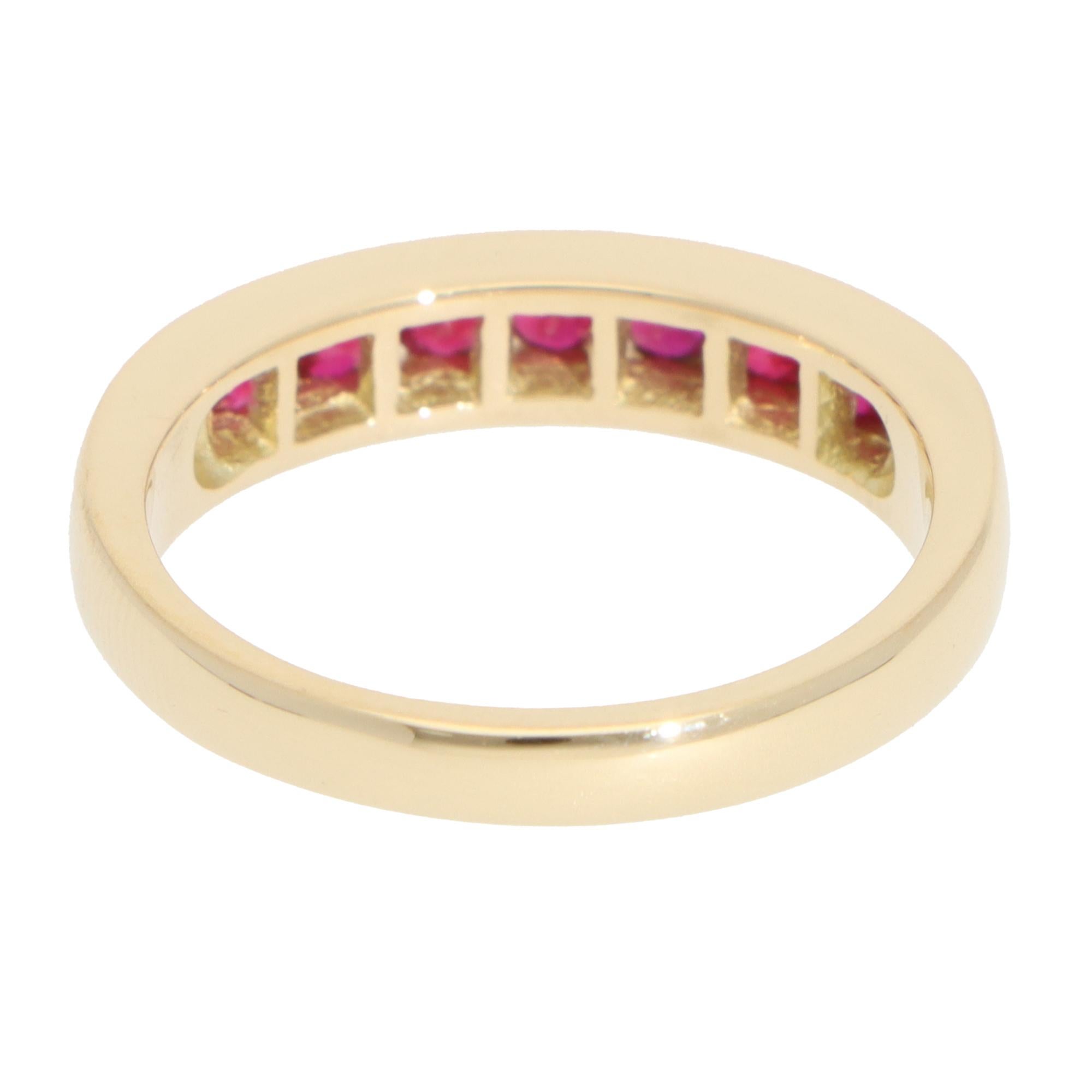 Anillo Contemporáneo de Canal de Media Eternidad de Rubí en Oro Amarillo Corte brillante en venta