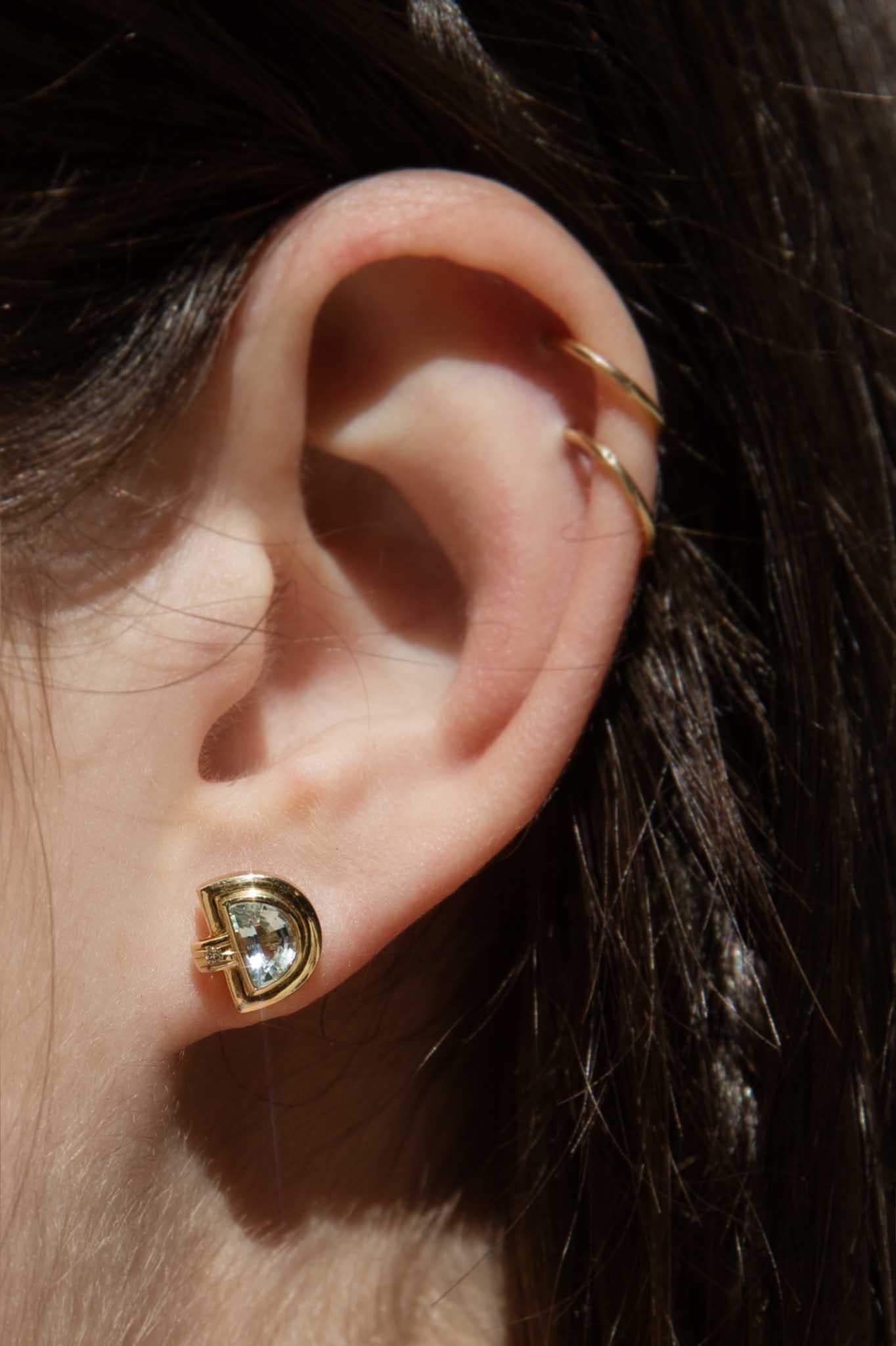 Con acquamarine a mezza luna e diamanti per finire, i nostri orecchini Gemma sono particolarmente belli. Realizzata in oro a 18 carati con una lucidatura elevata che mostra le gemme nella loro luce migliore, offre un'abbondanza di