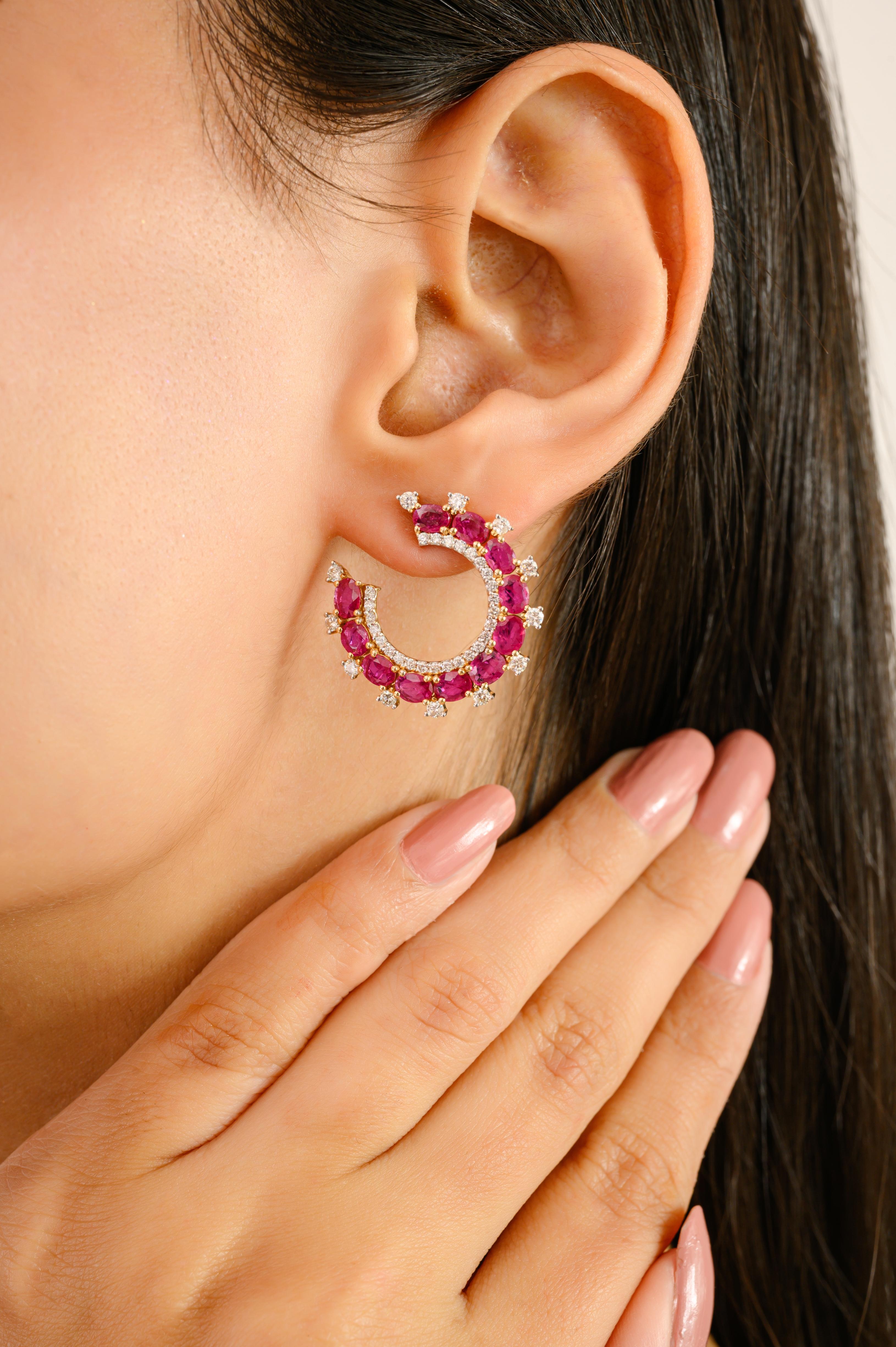 Audaces y elegantes, estos contemporáneos pendientes en espiral están elaborados en luminoso oro amarillo de 14k. El llamativo diseño presenta una deslumbrante disposición de vívidos rubíes que suman un total de 3,47 quilates, meticulosamente