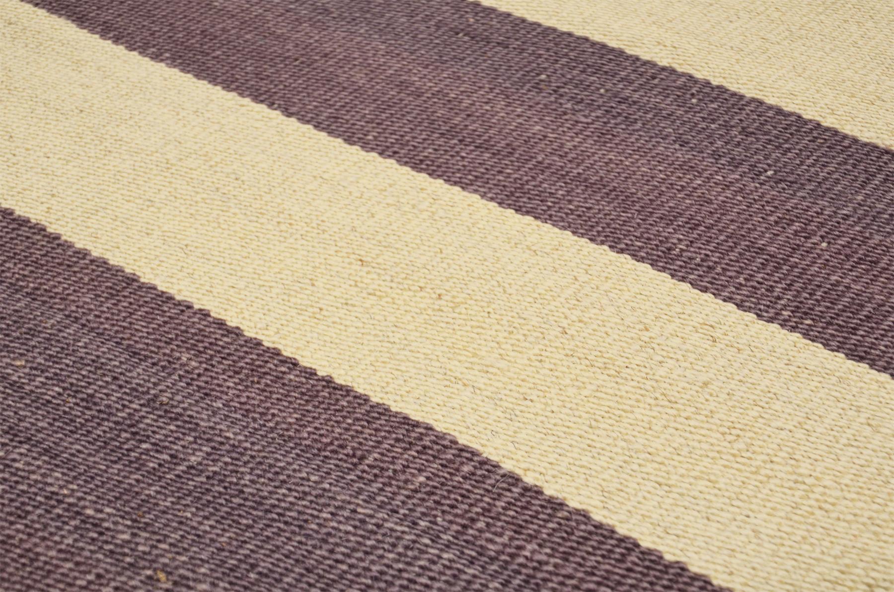 Corridor in purple tones of 3.90 x 0.85.
- Made with hand-aged wool in the artisan workshops that the Zigler firm has in Pakistan.
- Modern and with character.
- Our clients love this type of piece for any walkway area.
- It is a unique rug,