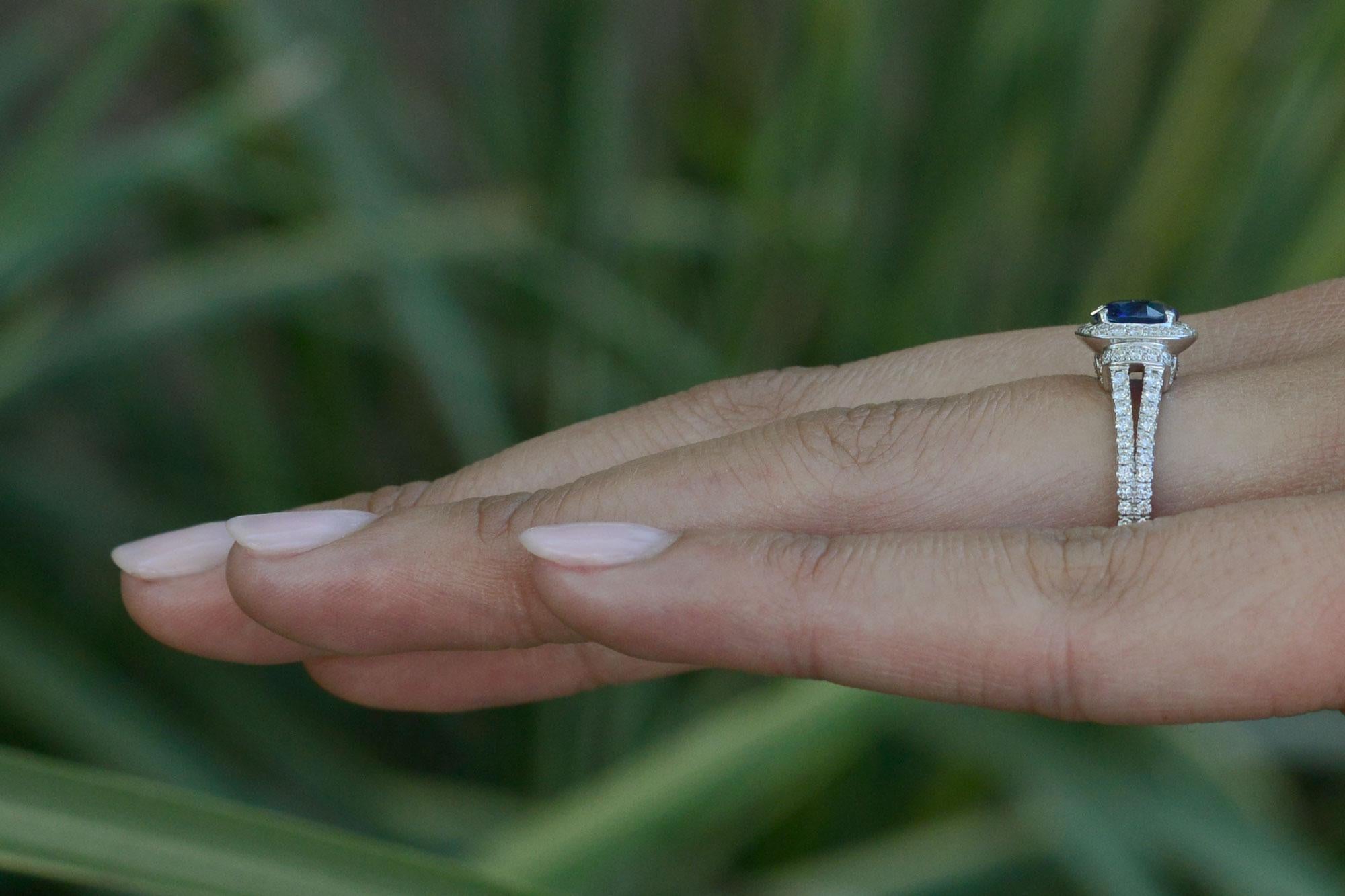 Bague de fiançailles contemporaine en saphir et halo de diamants en forme de V Excellent état - En vente à Santa Barbara, CA