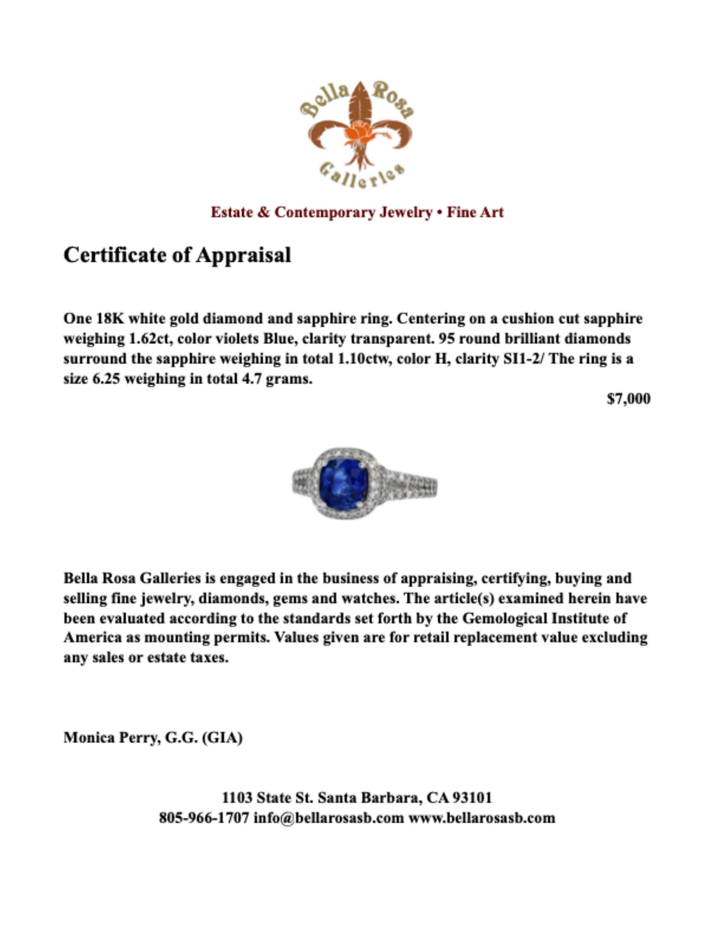 Bague de fiançailles contemporaine en saphir et halo de diamants en forme de V Unisexe en vente