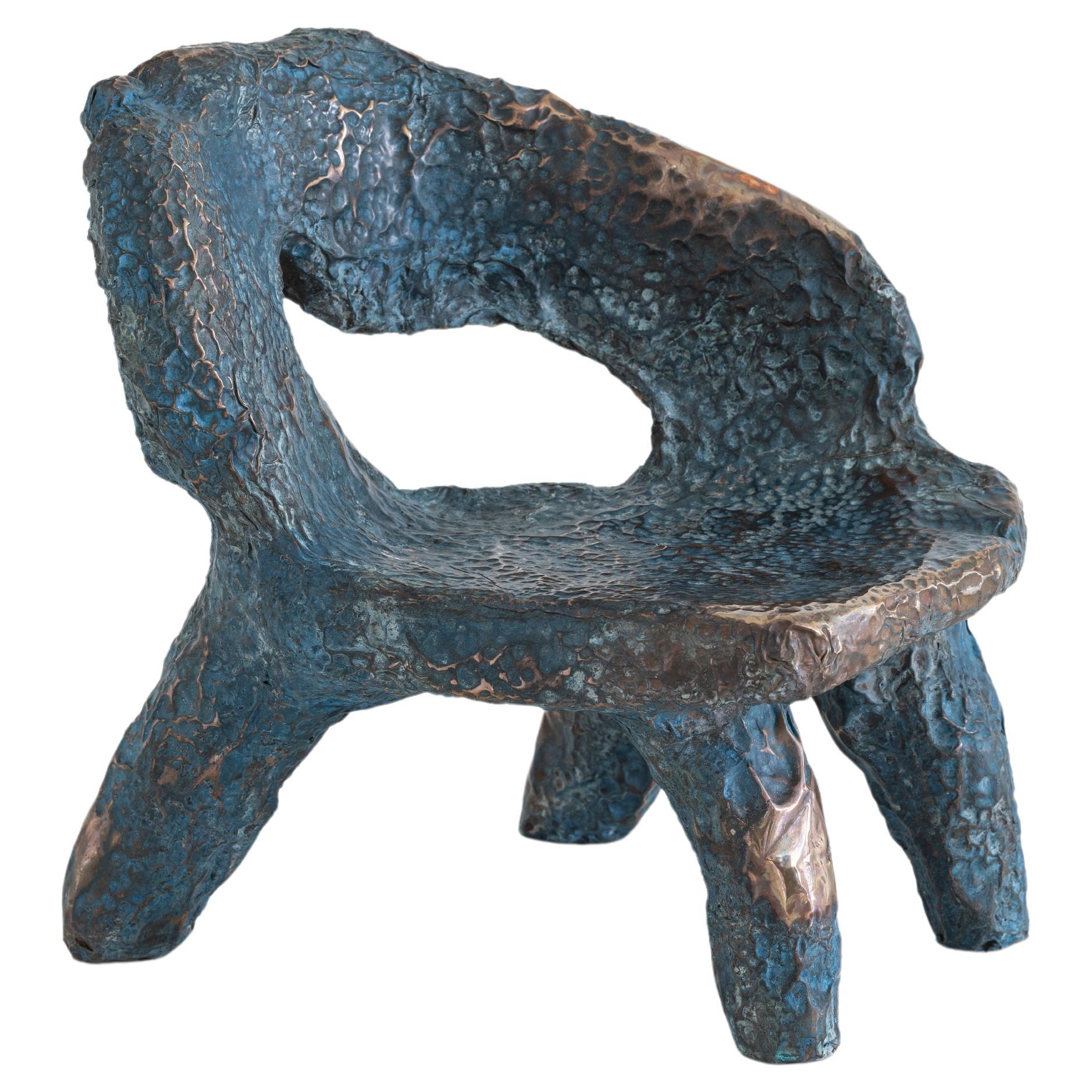Panchina contemporanea in rame martellato Cosmic Blue II di Marius Ritiu
