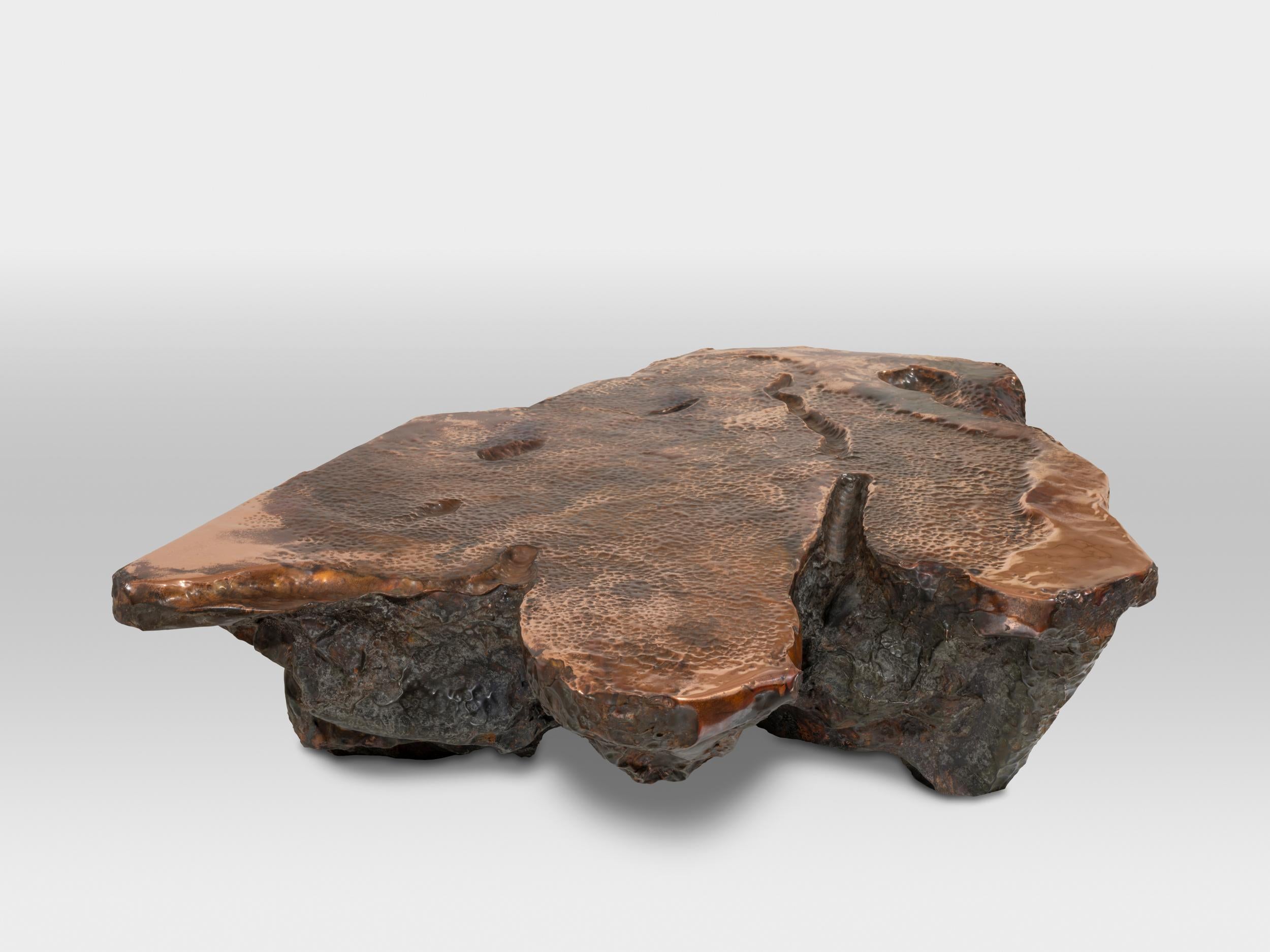 Mesa contemporánea de cobre martillado Meteor Table II de Marius Ritiu Belga en venta