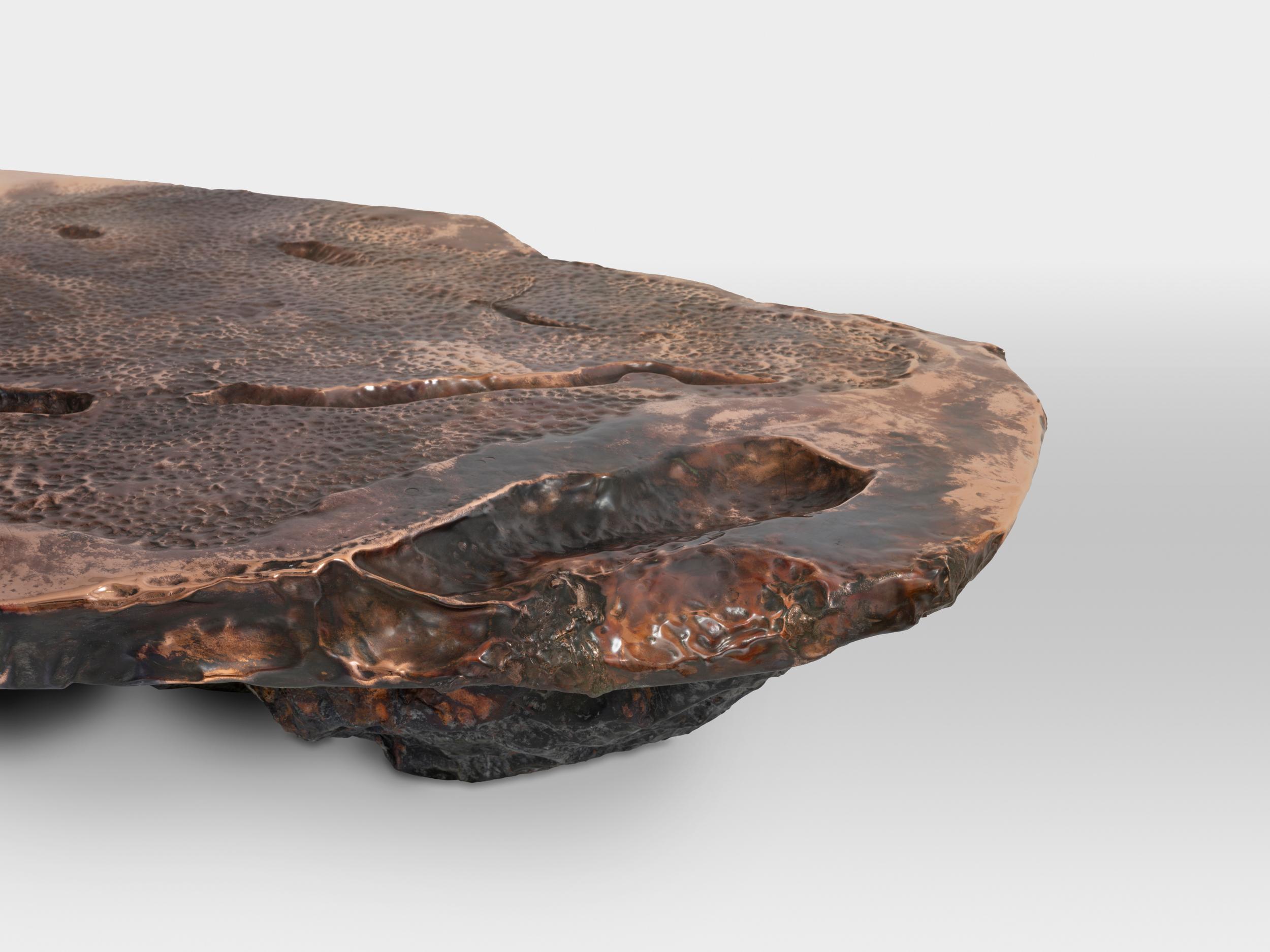 Mesa contemporánea de cobre martillado Meteor Table II de Marius Ritiu Martillado en venta