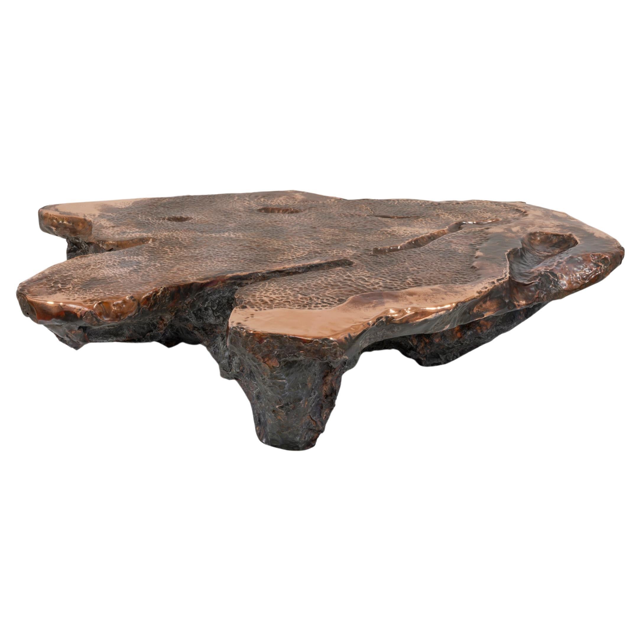 Mesa contemporánea de cobre martillado Meteor Table II de Marius Ritiu en venta