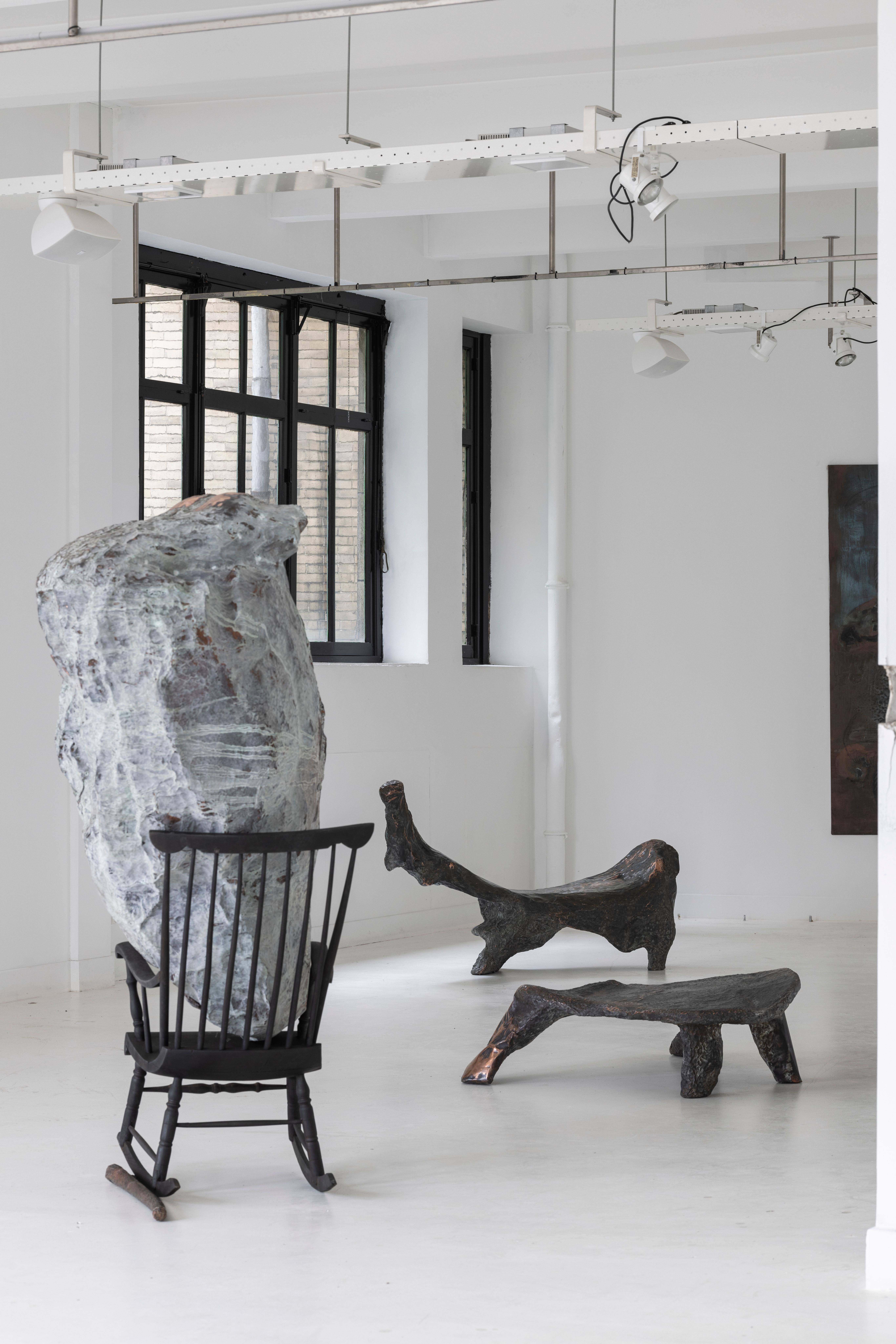 Contemporary Rocking Chair III Skulptur aus gehämmertem Kupfer von Marius Ritiu (Belgisch) im Angebot