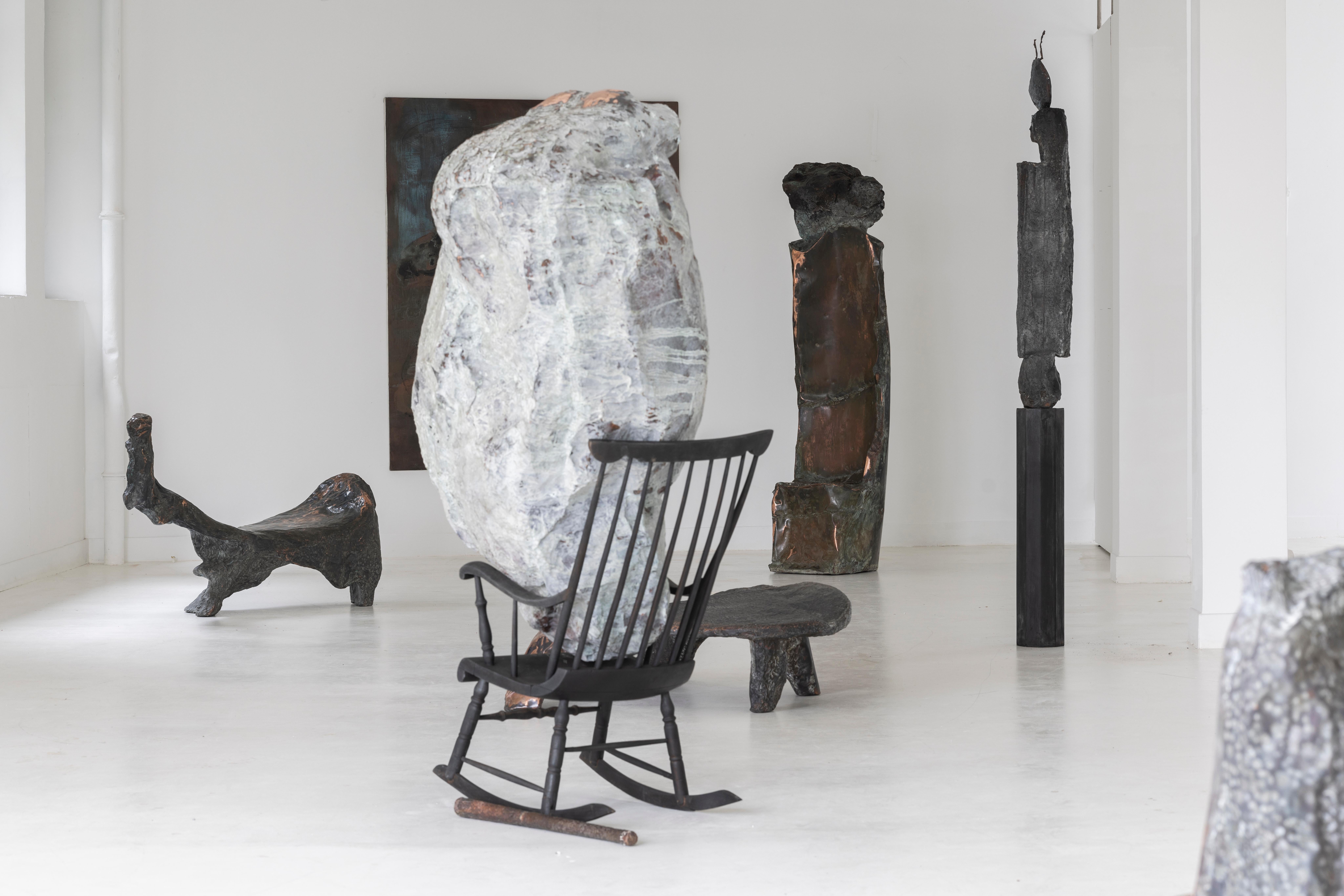 Contemporary Rocking Chair III Skulptur aus gehämmertem Kupfer von Marius Ritiu (Gehämmert) im Angebot