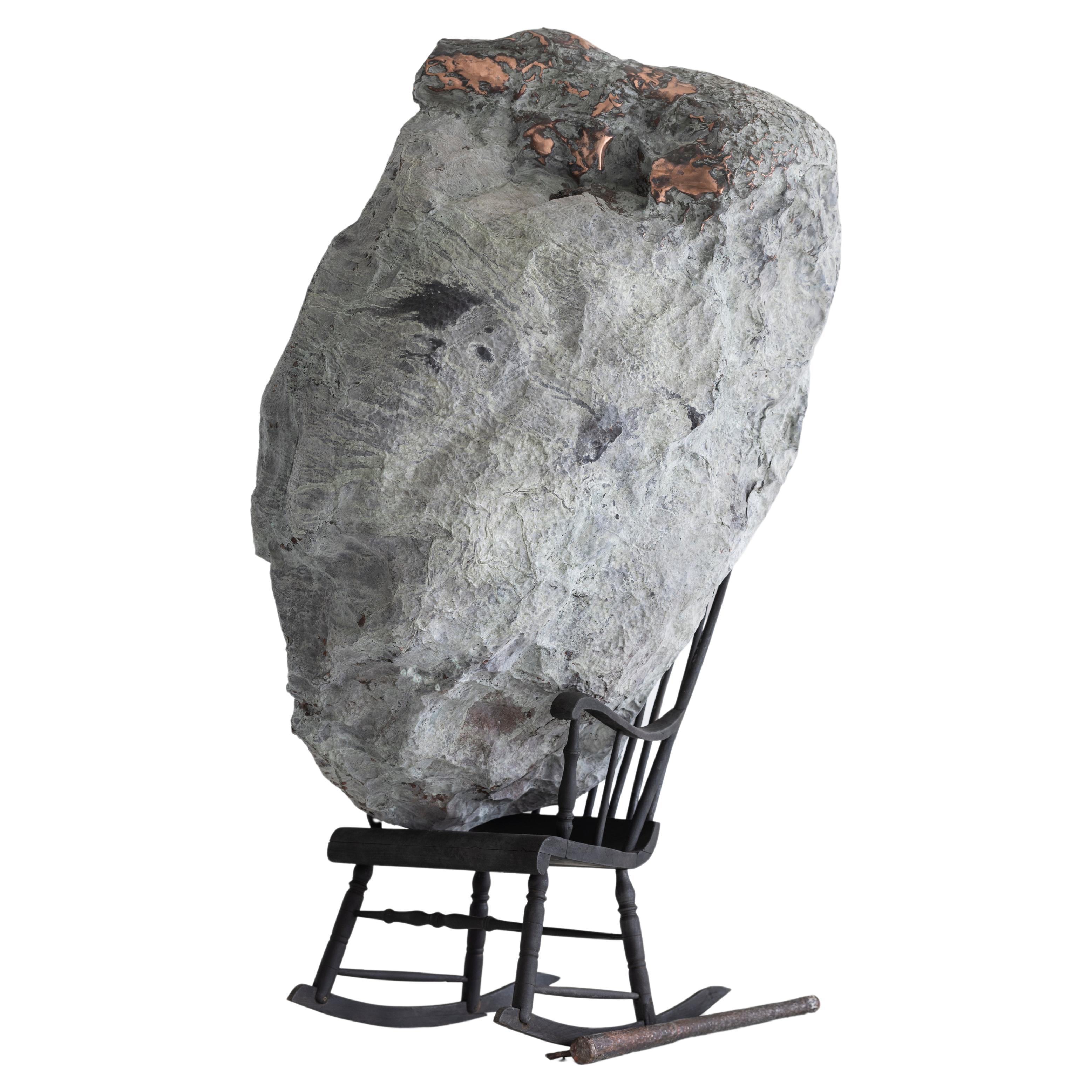 Scultura contemporanea in rame martellato Rocking Chair III di Marius Ritiu