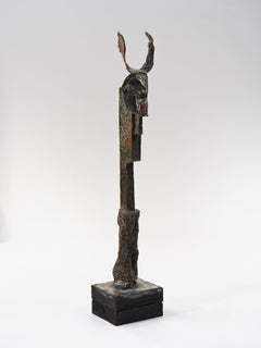 Rame martellato contemporaneo La scultura Immigrant from Space di Marius Ritiu