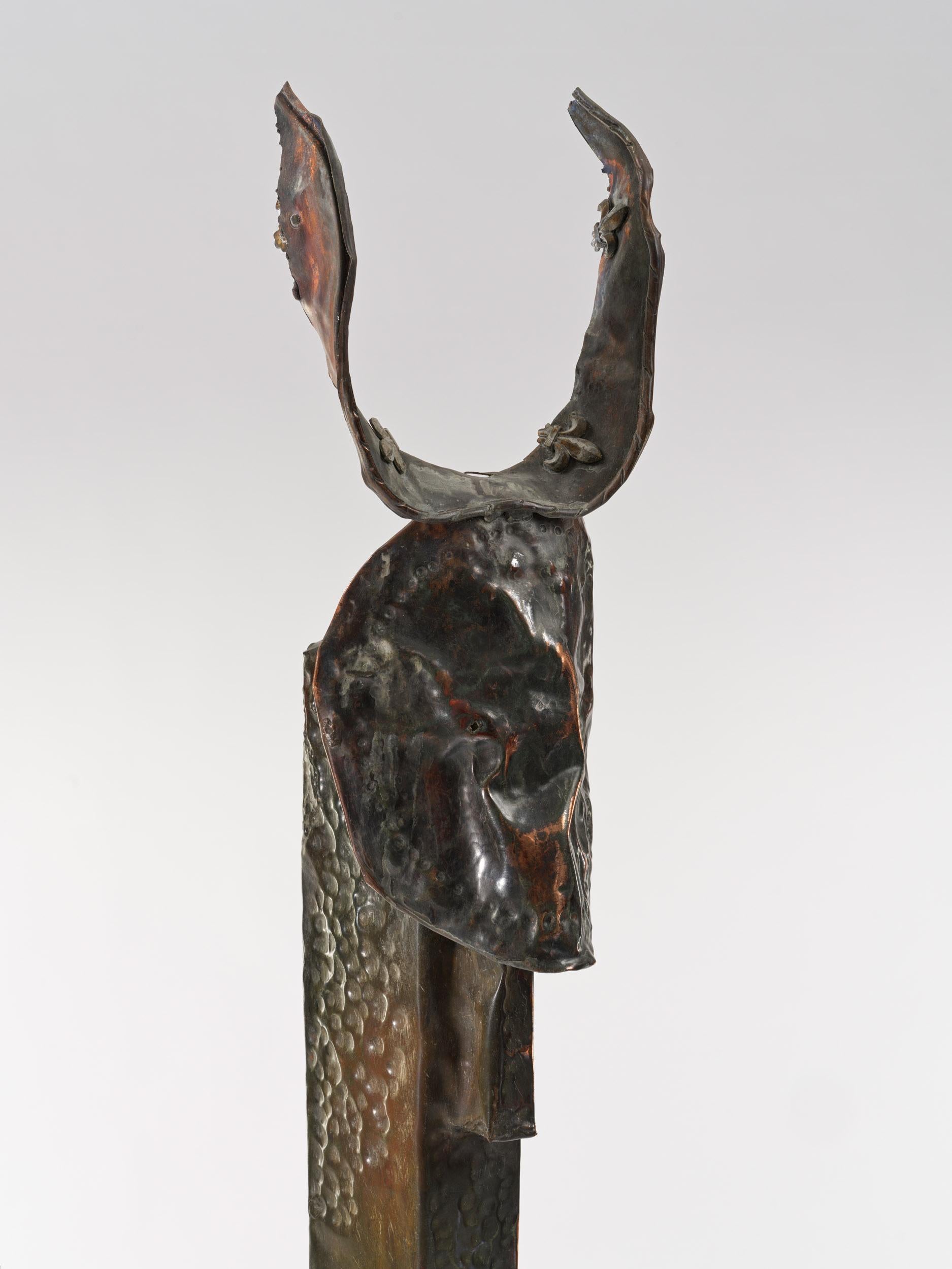 Martellato Rame martellato contemporaneo La scultura Immigrant from Space di Marius Ritiu in vendita