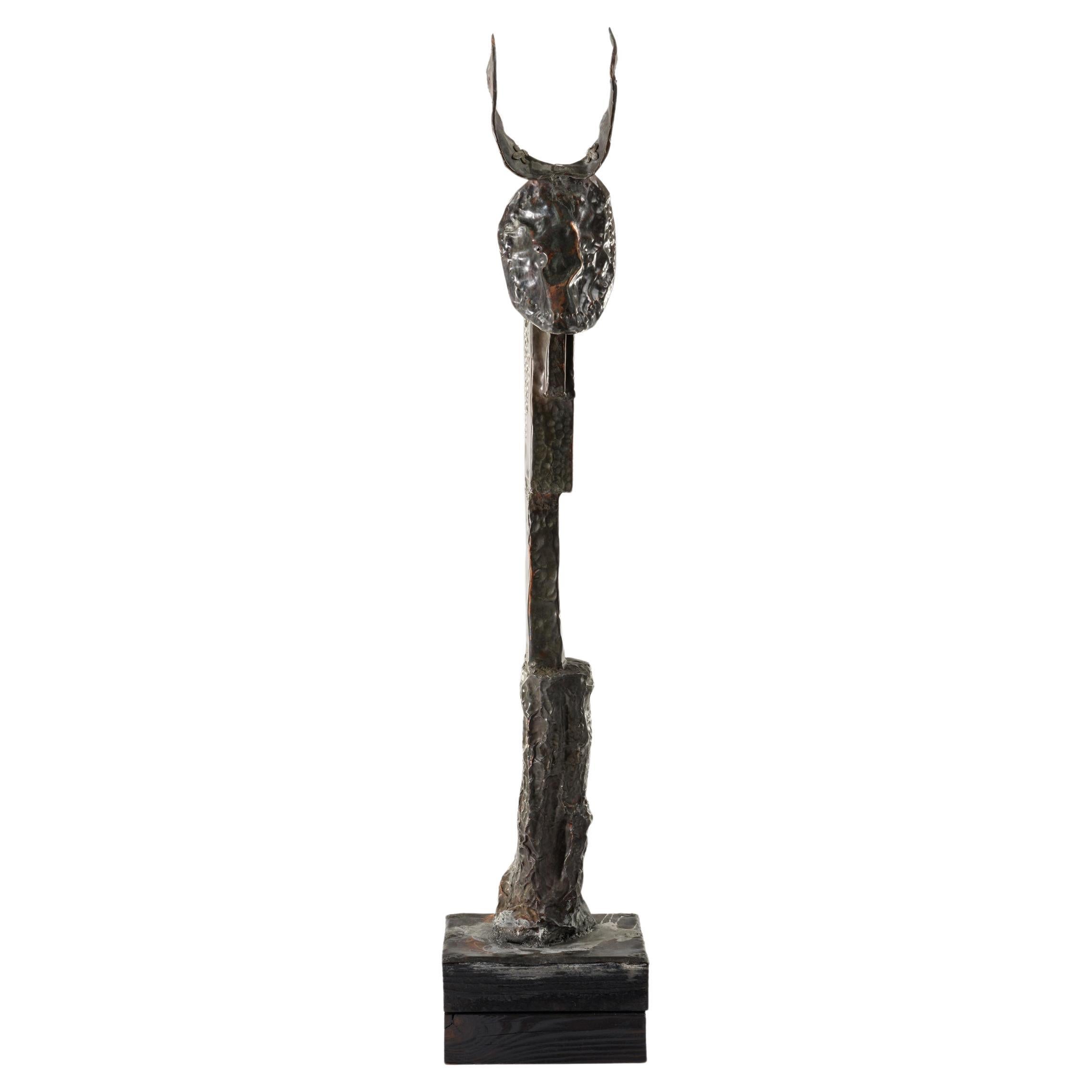 Cobre martillado contemporáneo La escultura Inmigrante del Space de Marius Ritiu