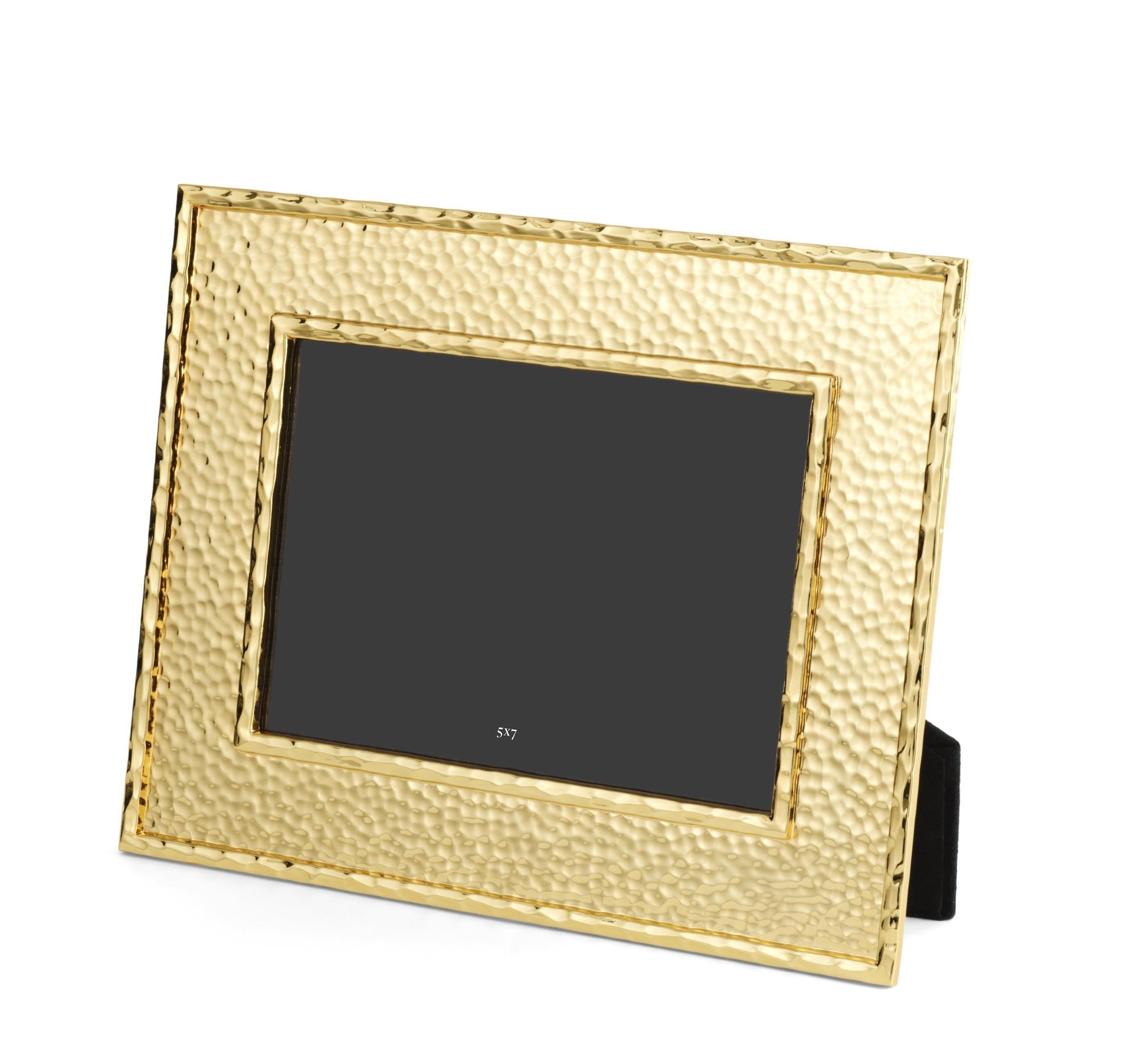 Portafoto medio contemporaneo in metallo martellato e oro.

Mostra i tuoi ricordi preferiti con stile grazie a questa cornice contemporanea in metallo martellato e oro. Perfetto per interni moderni e tradizionali. Questo portafoto può essere