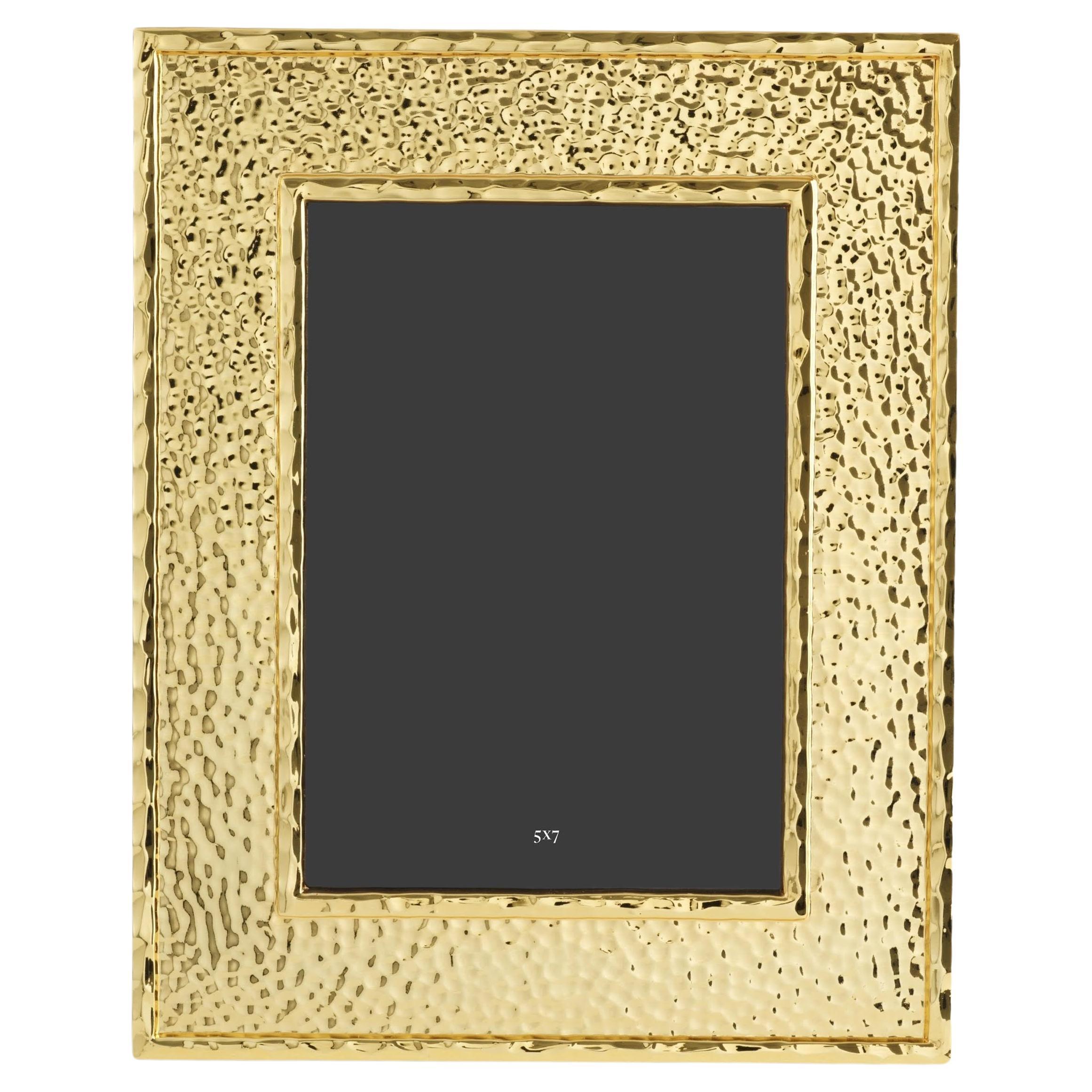 Portafoto medio contemporaneo in metallo martellato e oro. in vendita