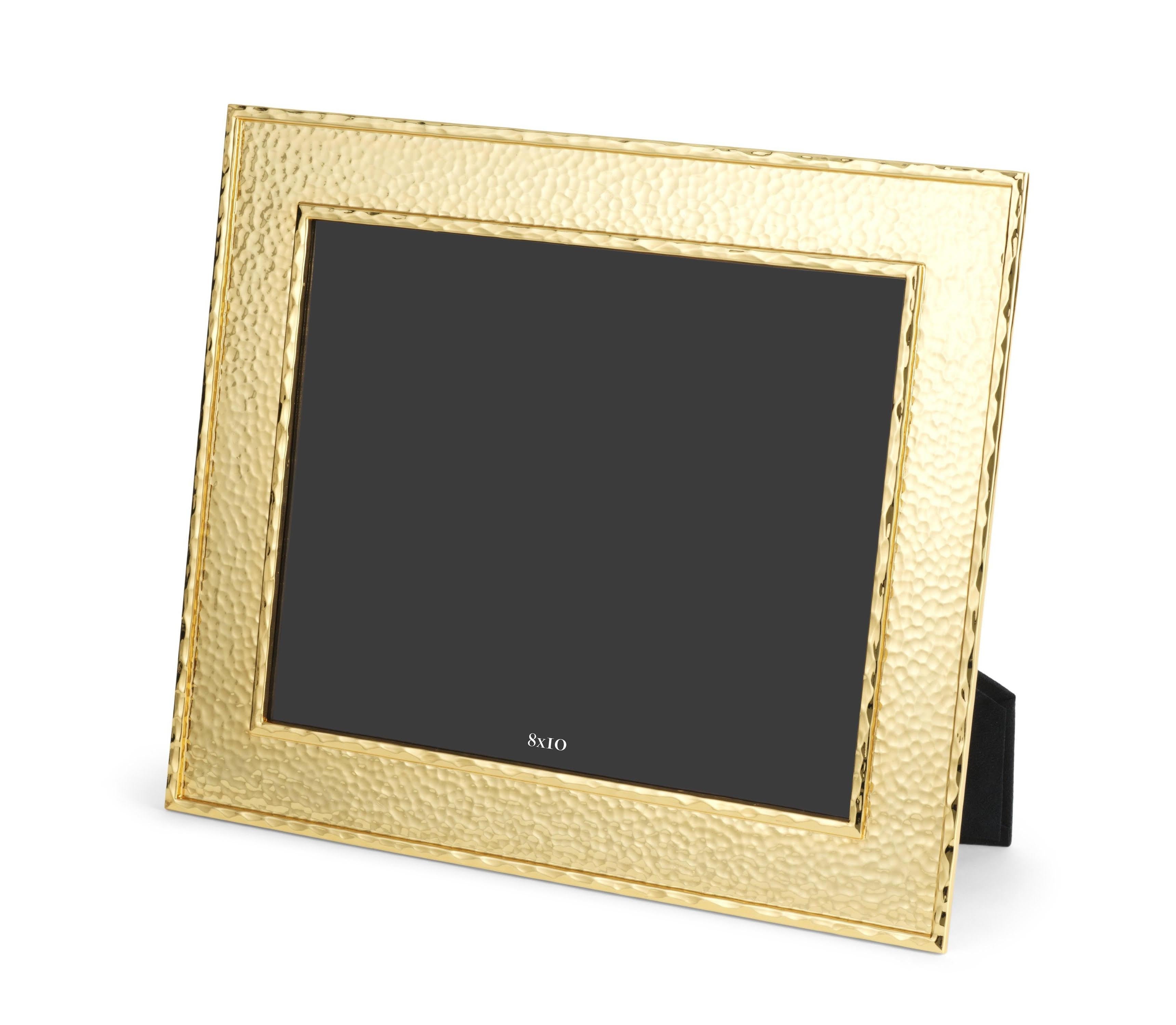 Cornici fotografiche contemporanee in metallo martellato e oro.

Mostra i tuoi ricordi preferiti con stile grazie a questa cornice contemporanea in metallo martellato e oro. Perfetto per interni moderni e tradizionali. Questo portafoto può essere