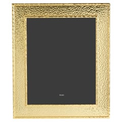 Cornici fotografiche contemporanee in metallo martellato e oro.