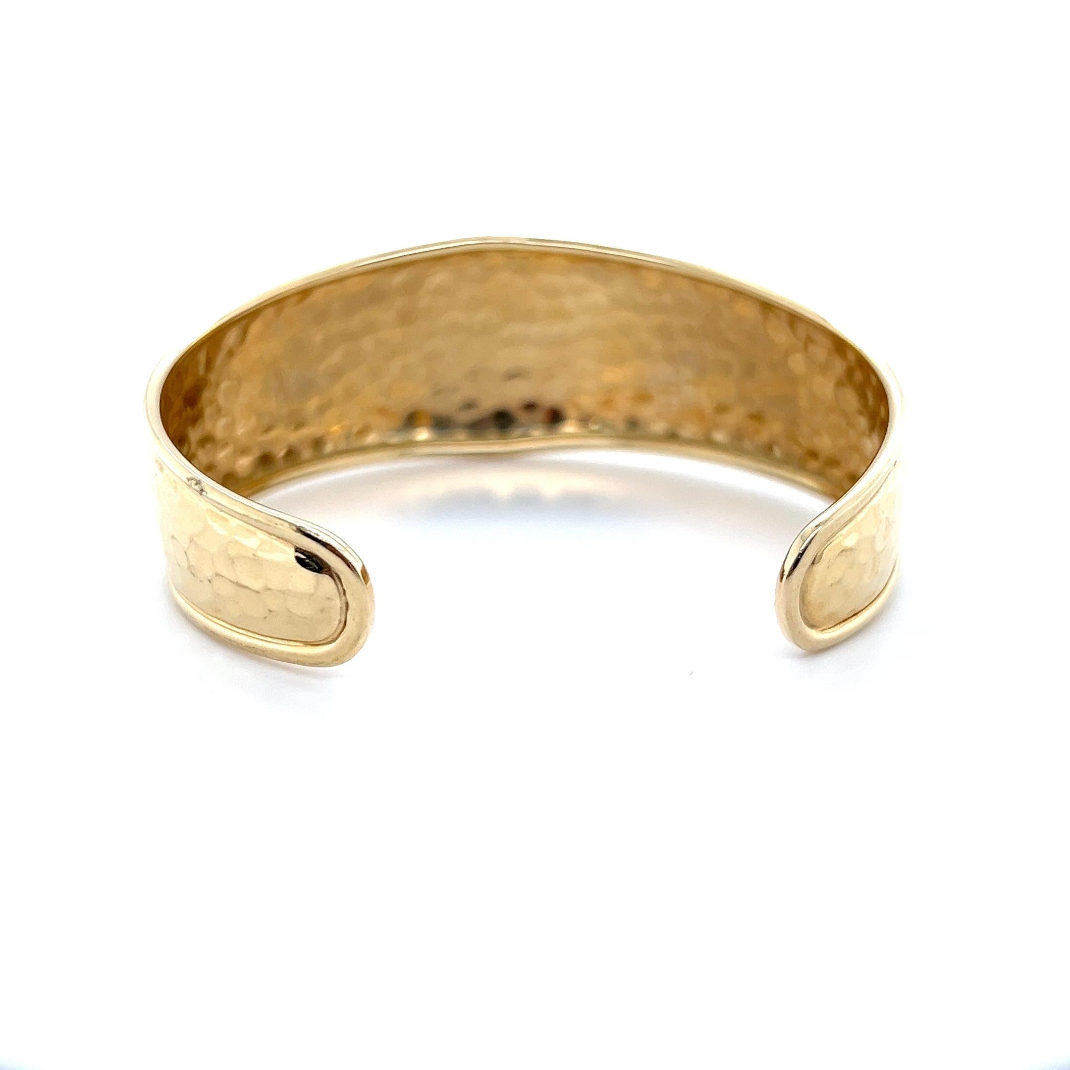 Bracelet manchette contemporain en or jaune Hammer Bon état à Towson, MD